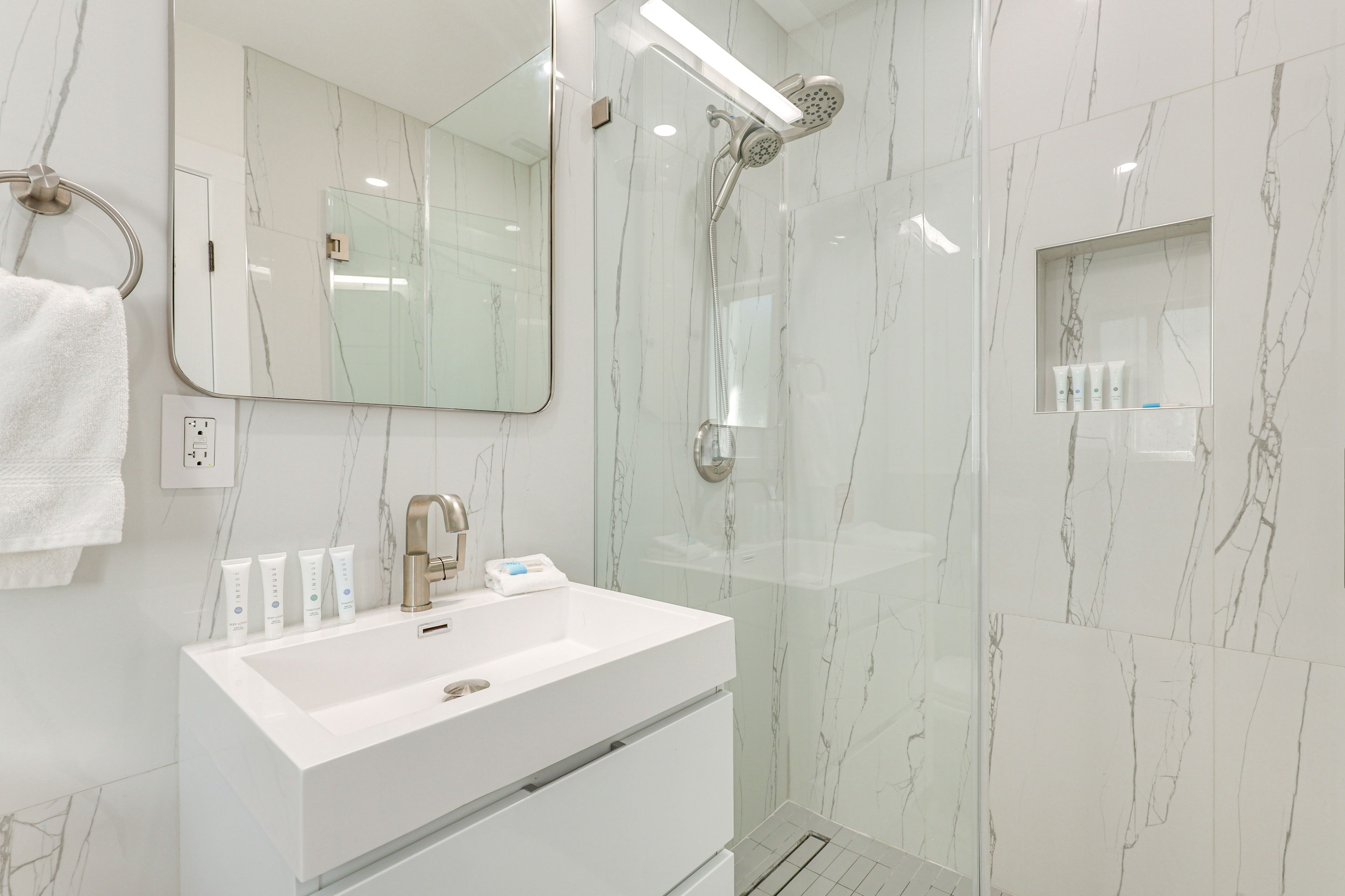 Full Bathroom | Towels Provided | Complimentary Toiletries