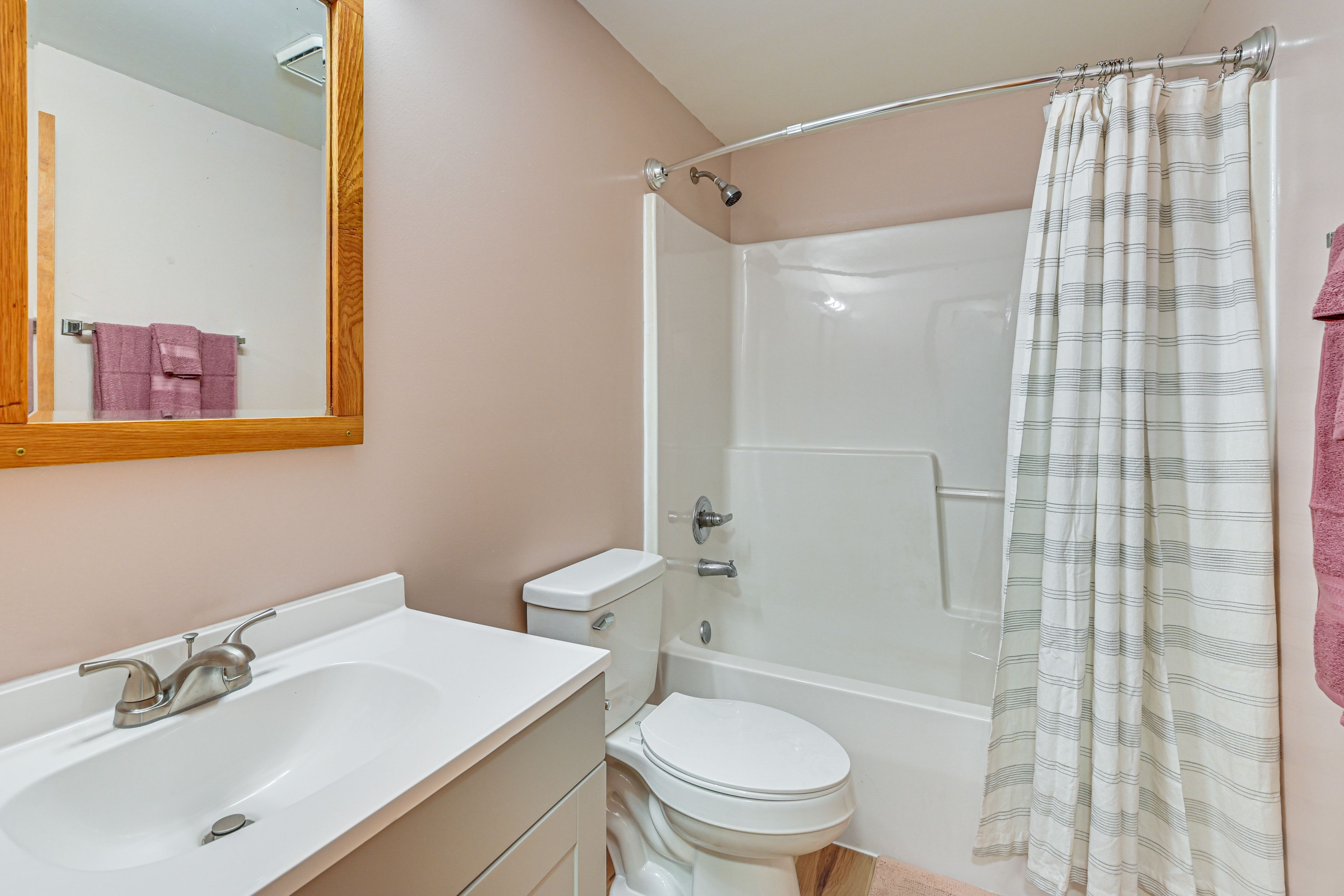 Full Bathroom | Towels Provided