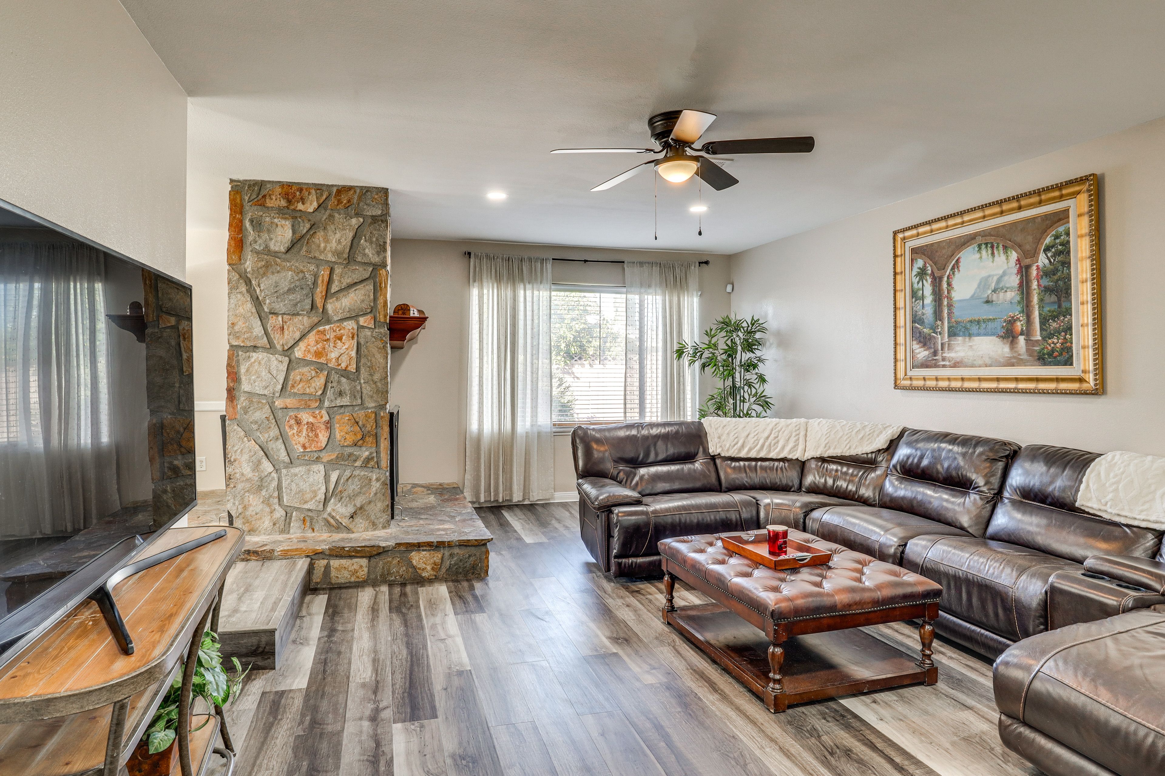 Living Room | Smart TV | Free WiFi | Wood-Burning Fireplace