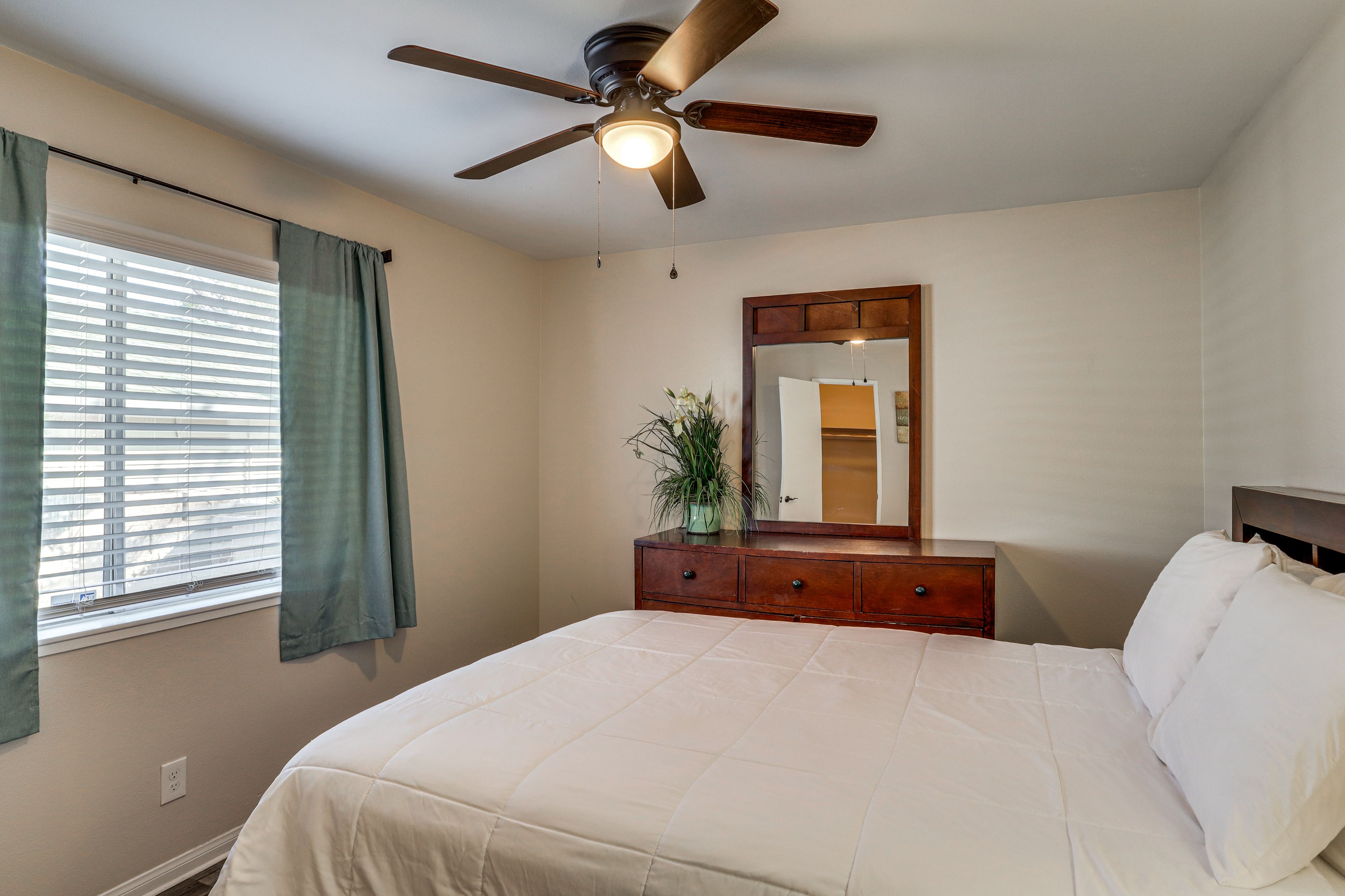 Bedroom 4 | Queen Bed