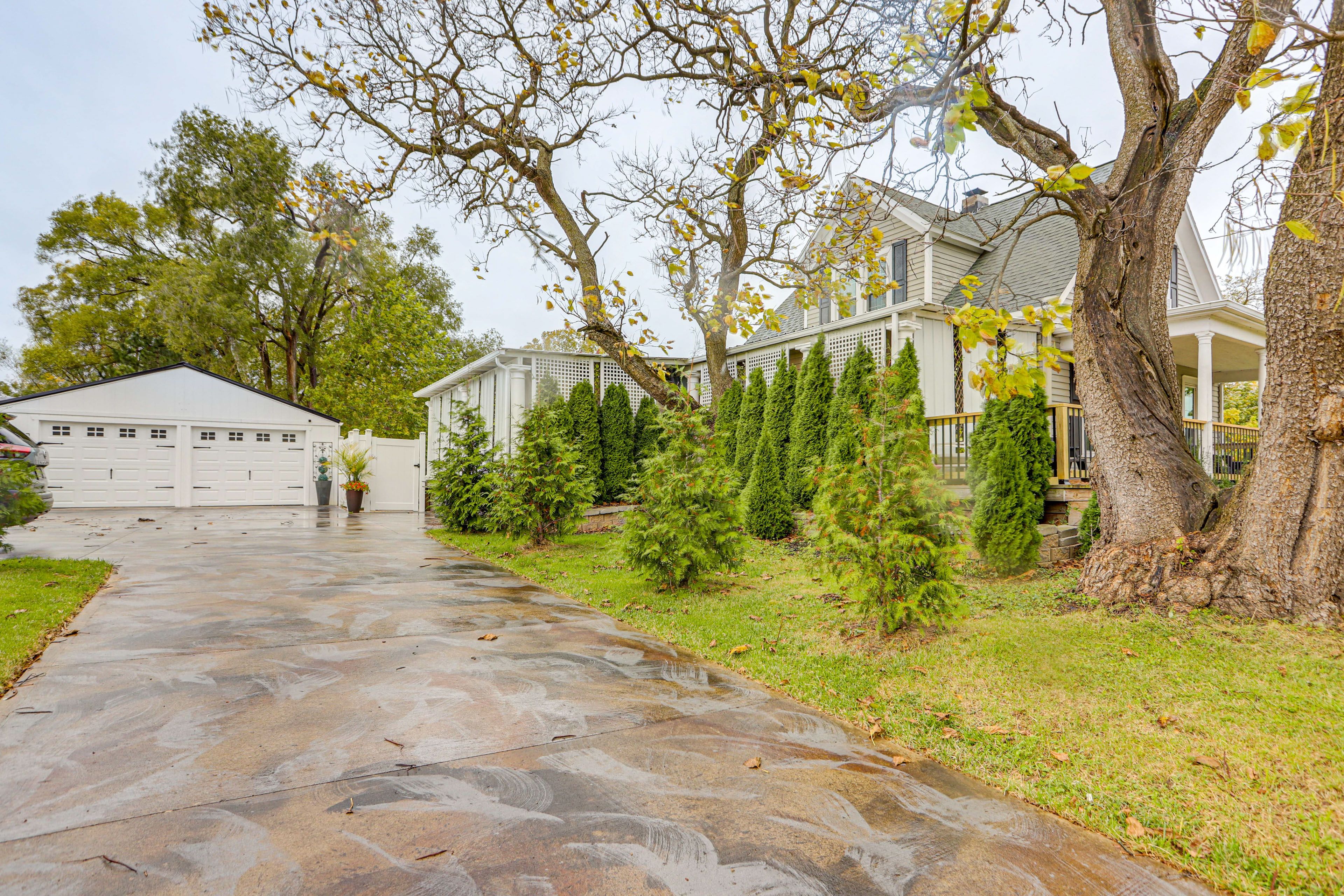 Parking | Driveway (5 Vehicles) | Garage (2 Vehicles)