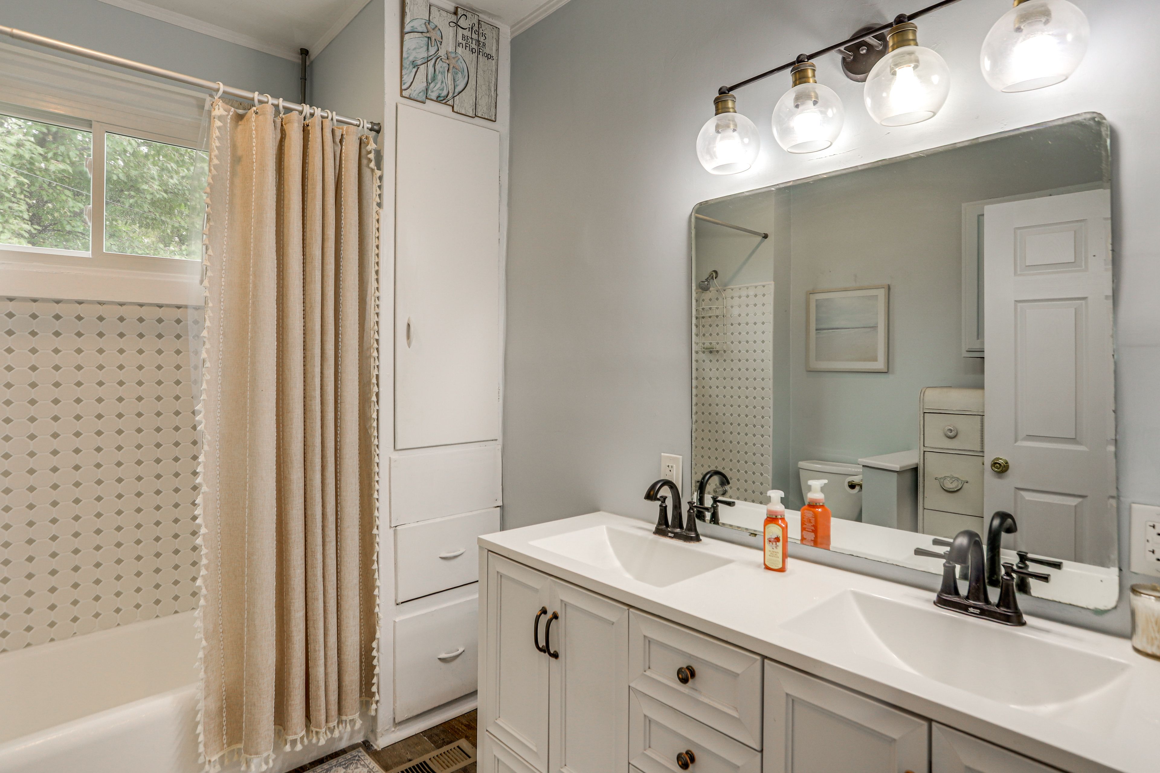 Full Bathroom | 1st Floor | Towels Provided