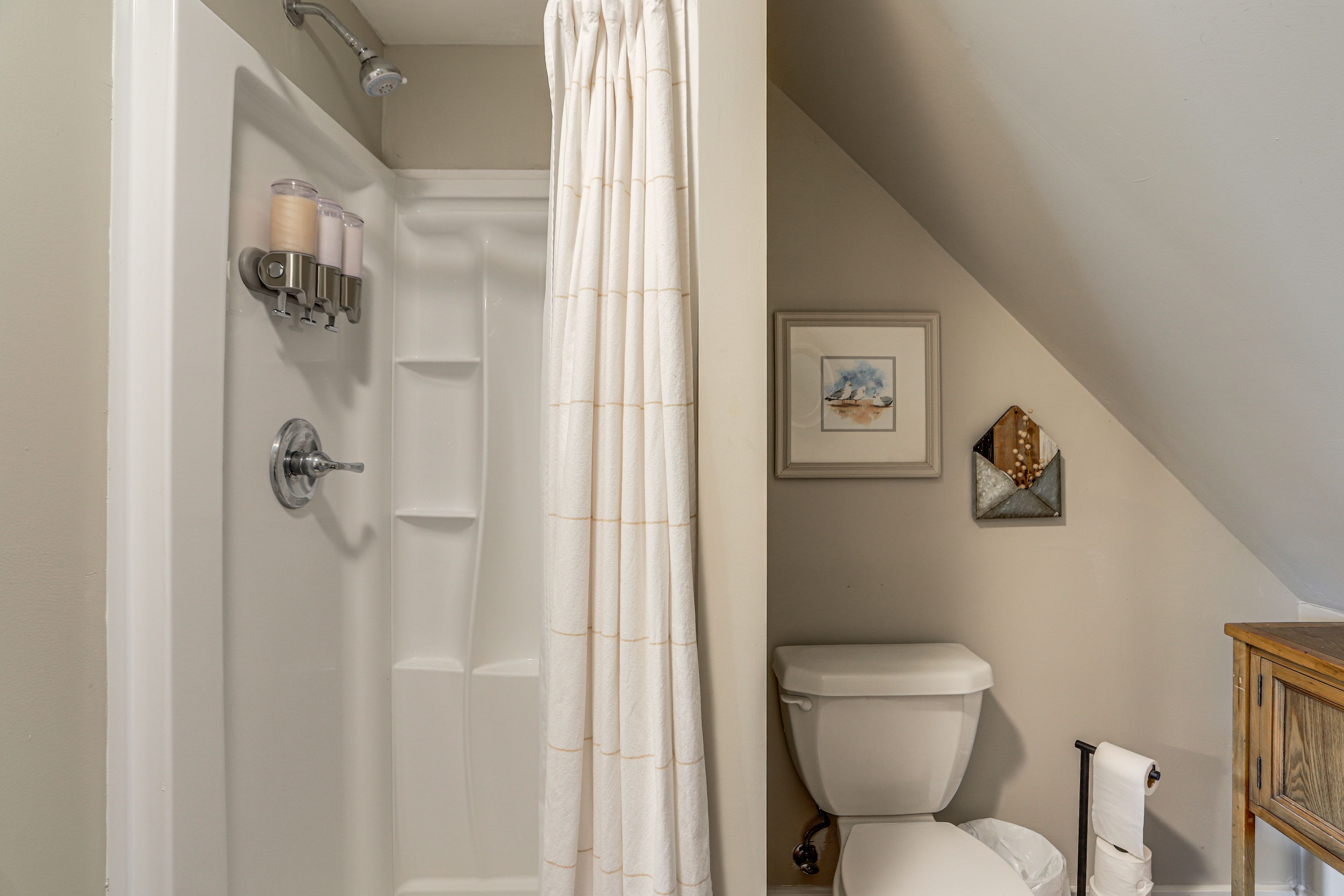 Full Bathroom | 2nd Floor | Complimentary Toiletries