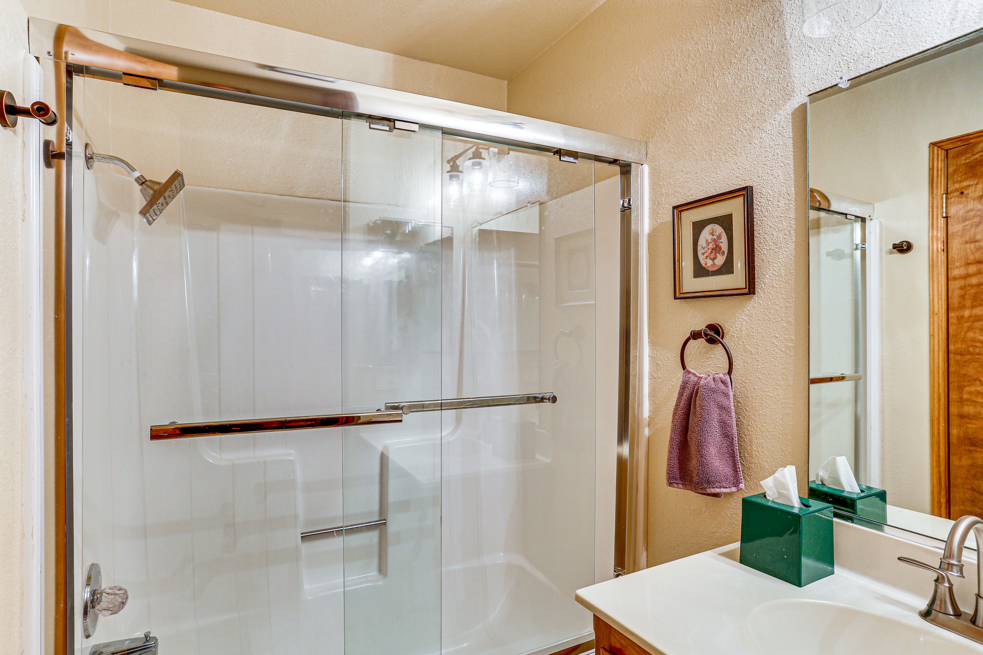 Full Bathroom | Towels Provided | 1st Floor