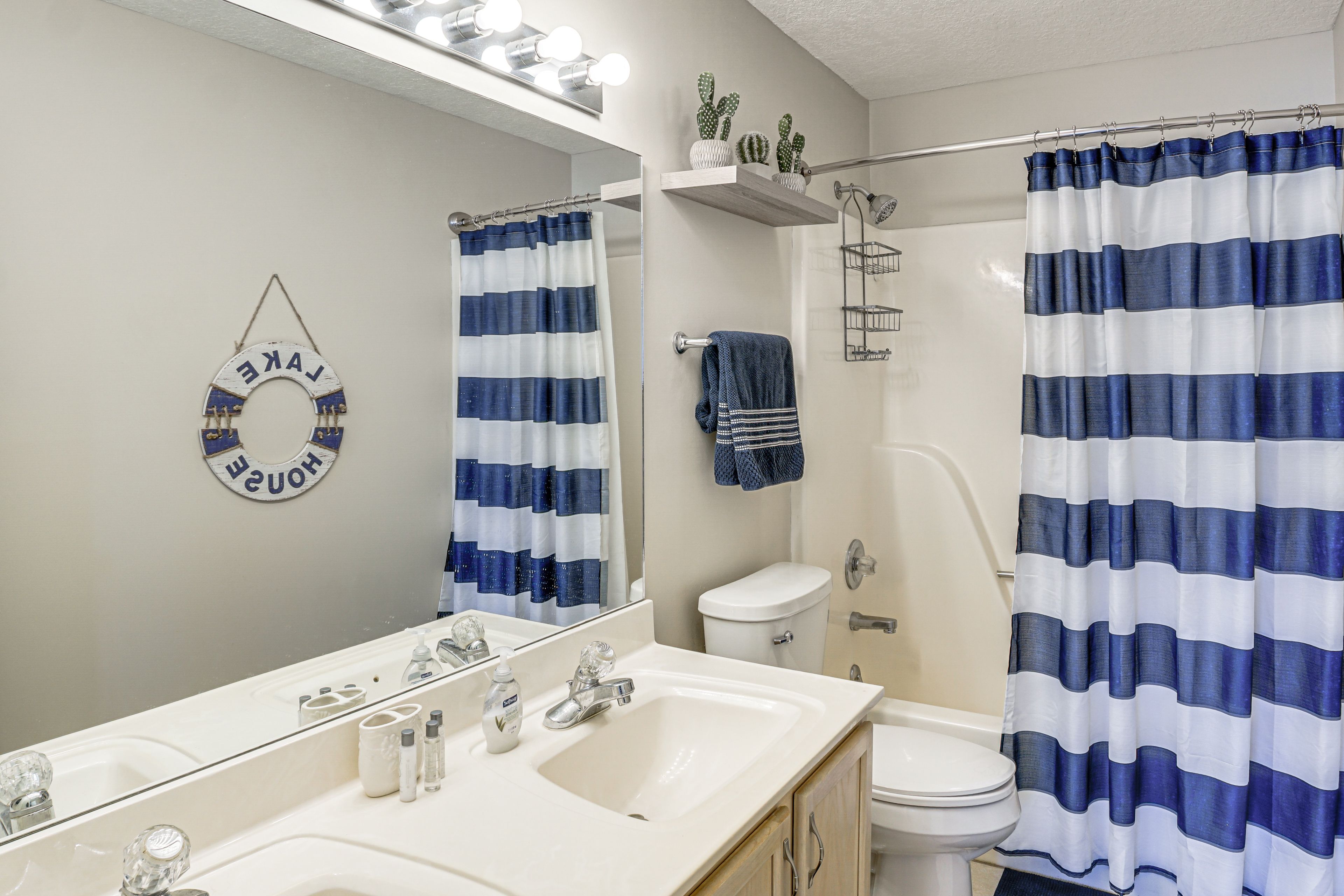 En-Suite Bathroom | Towels Provided