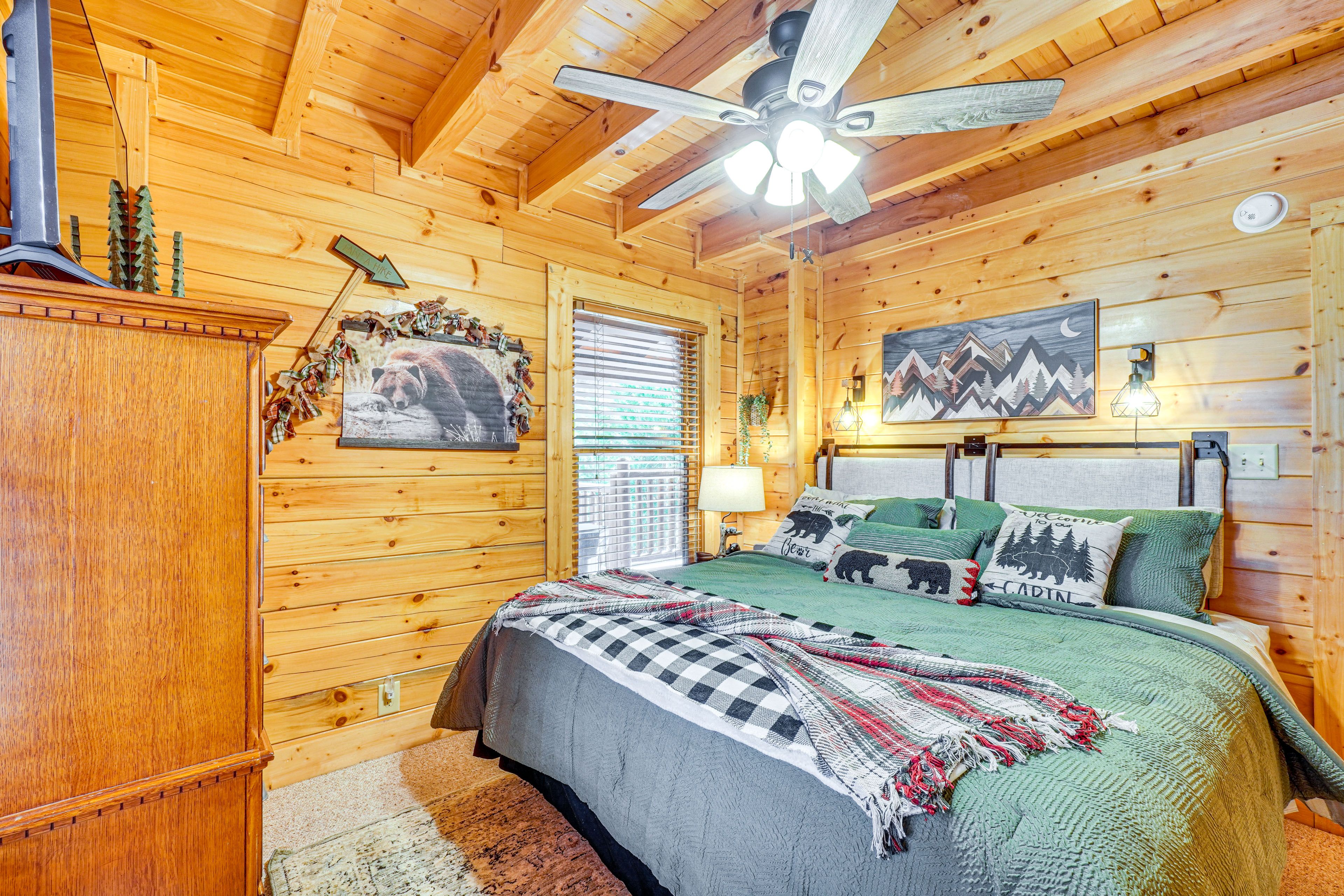 Bedroom 2 | King Bed | 1st Floor