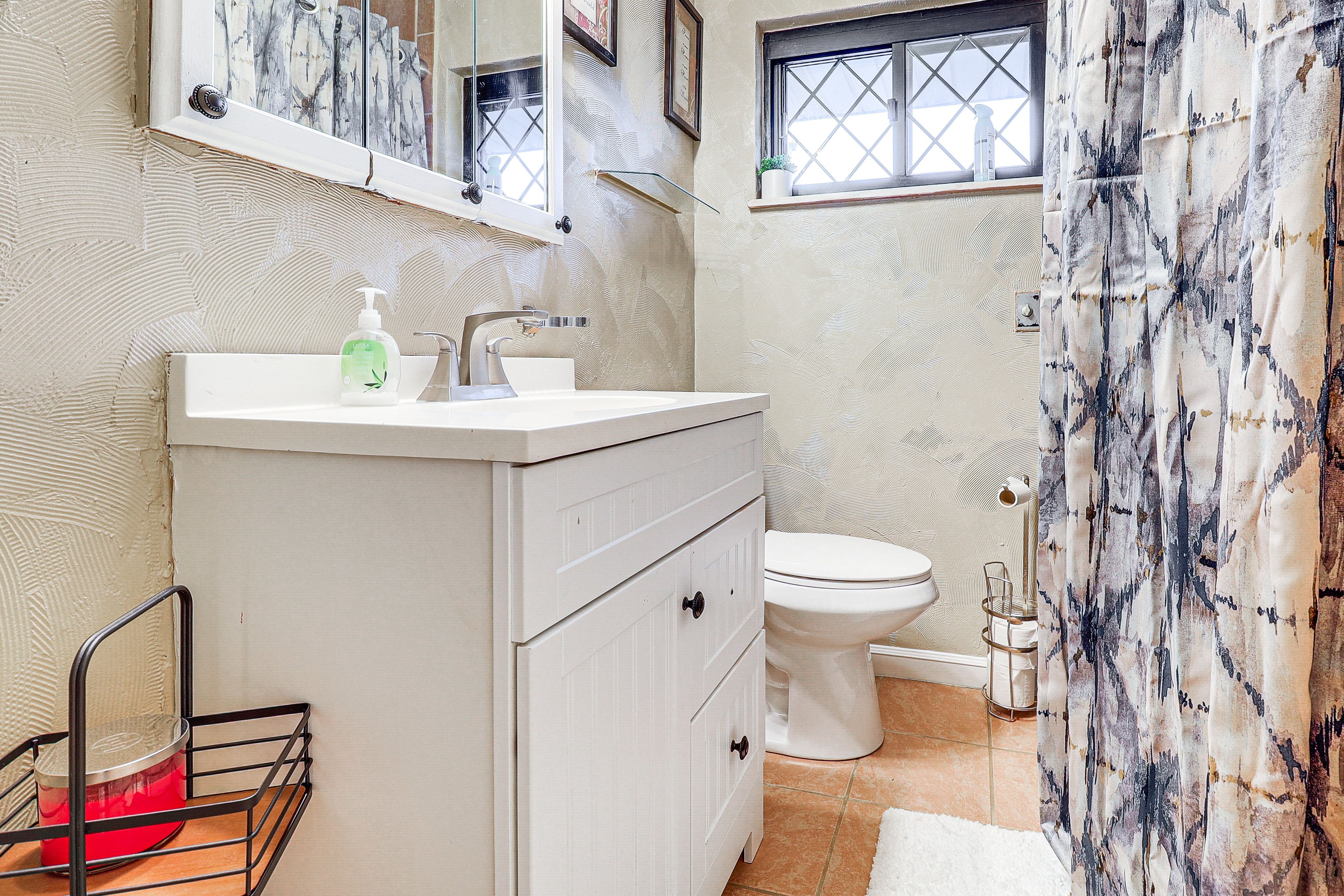 Full Bathroom | 2nd Floor | Towels Provided | Complimentary Toiletries