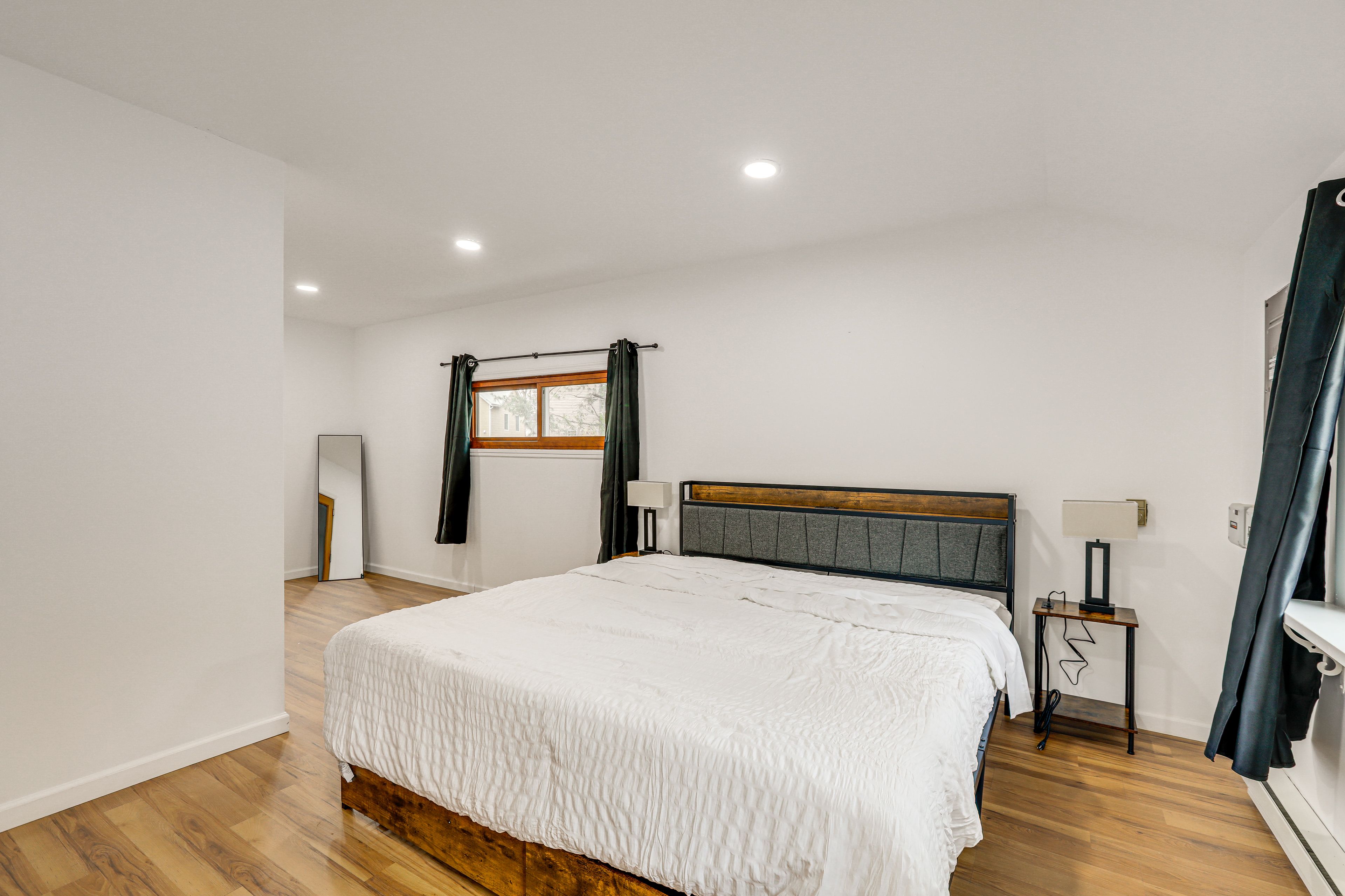 Bedroom 1 | King Bed | Smart TV | 1st Floor