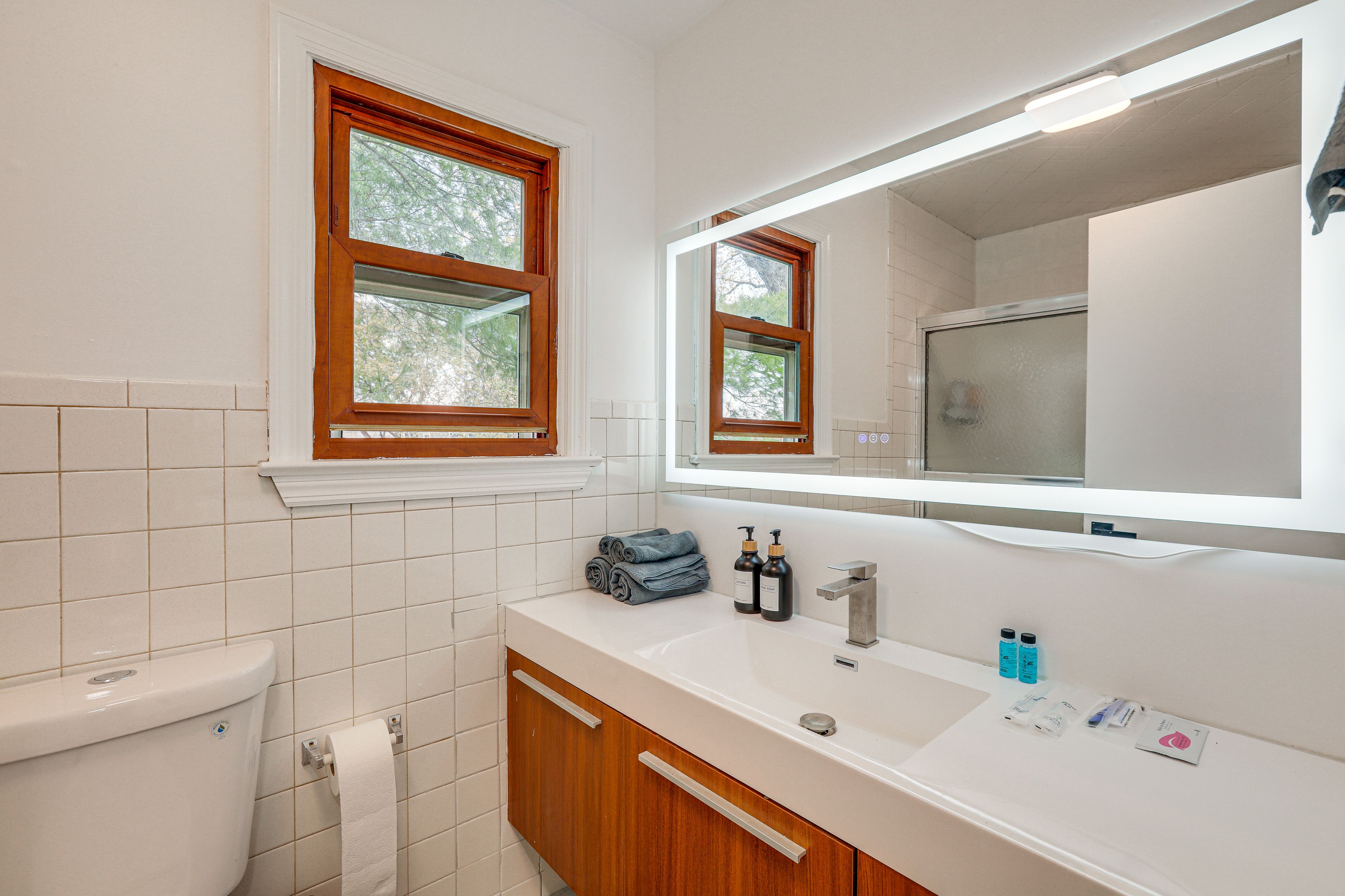 Full Bathroom | Towels Provided | 2nd Floor
