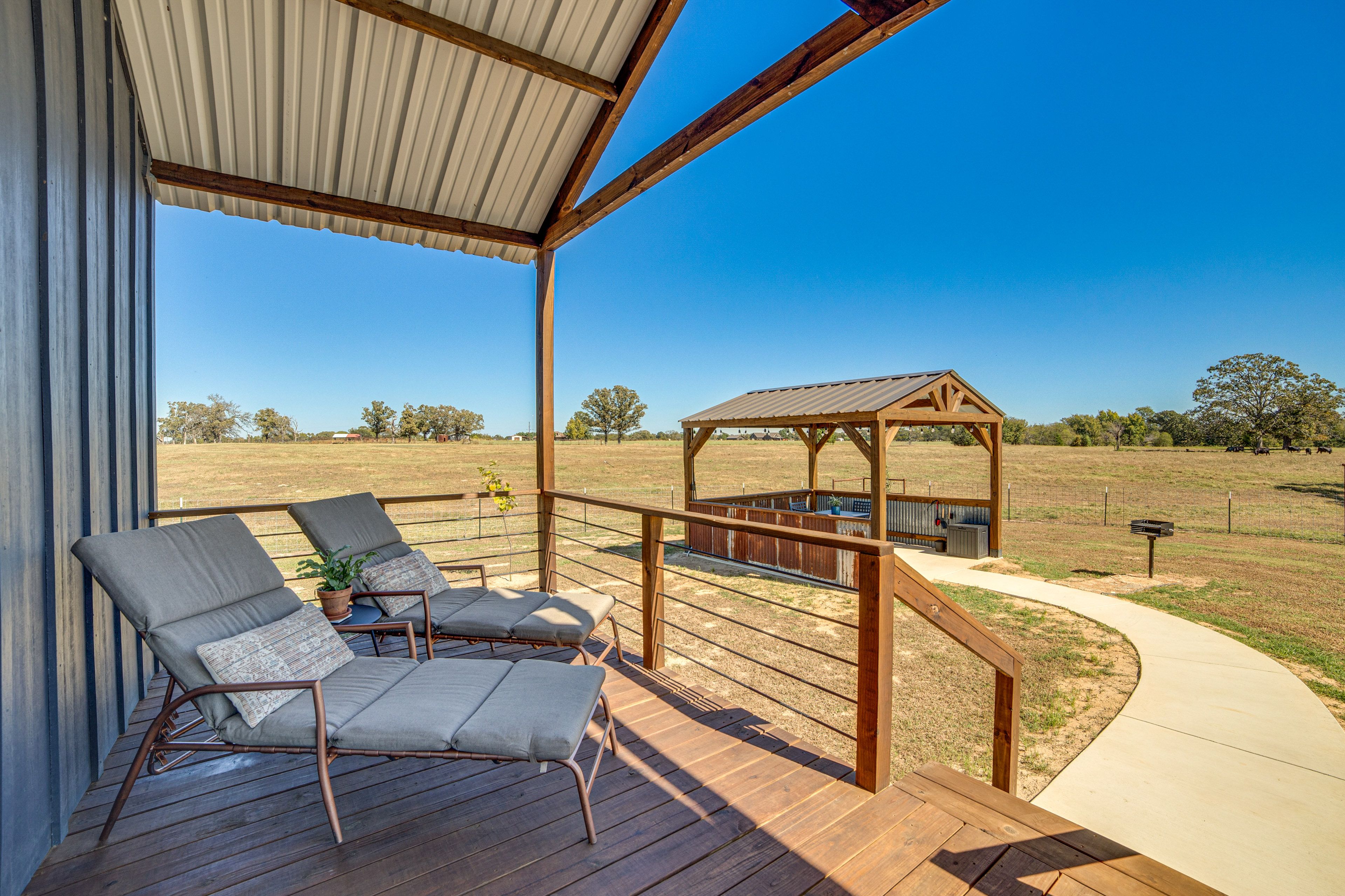 Grand Saline Vacation Rental | 2BR | 1BA | 500 Sq Ft | 4 Steps to Enter