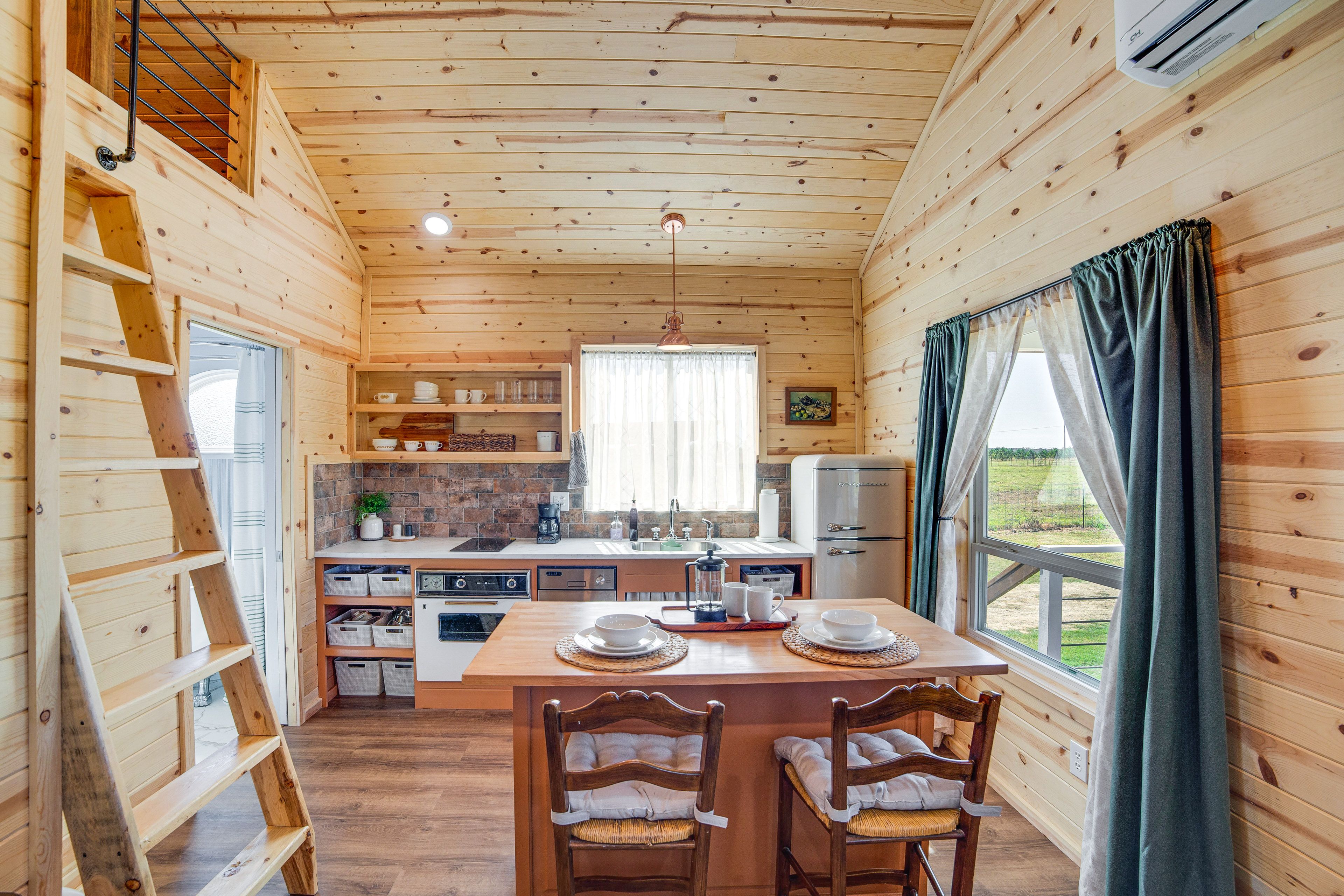 Kitchen | Dishwasher | Microwave | 1st Floor