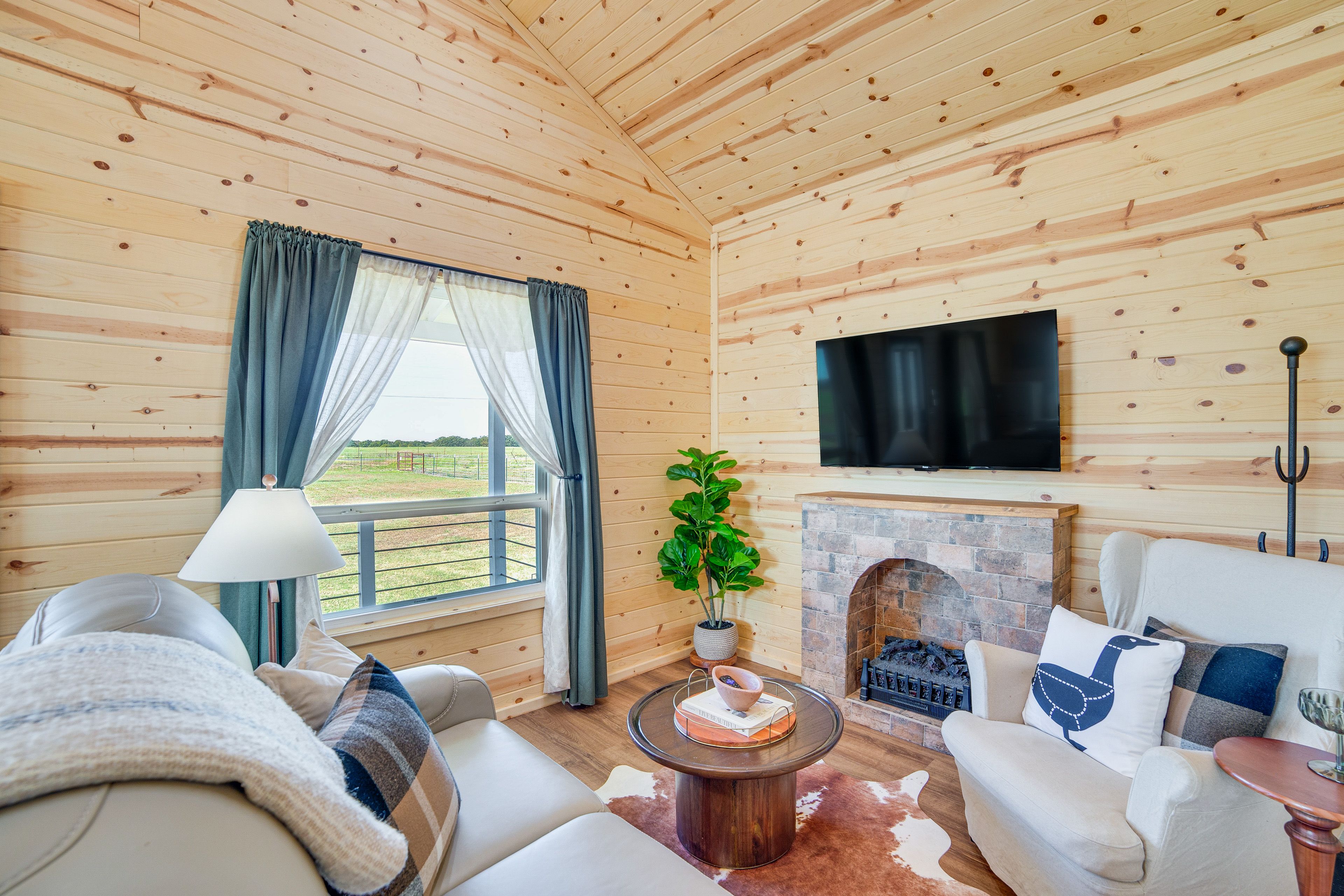 Living Room | Flat-Screen TV | Central Air Conditioning/Heat