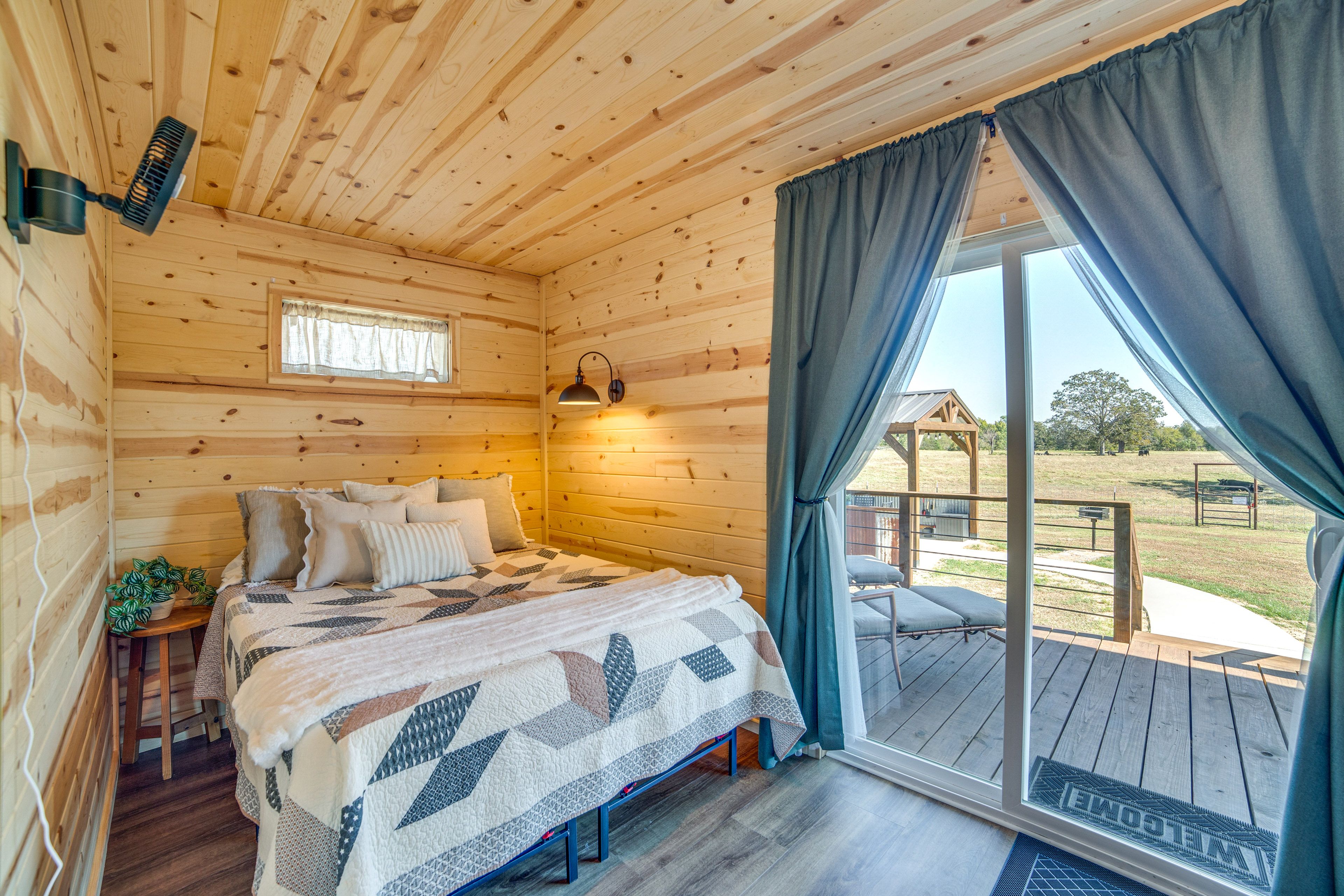 Bedroom 1 | Queen Bed | Washer/Dryer | 1st Floor