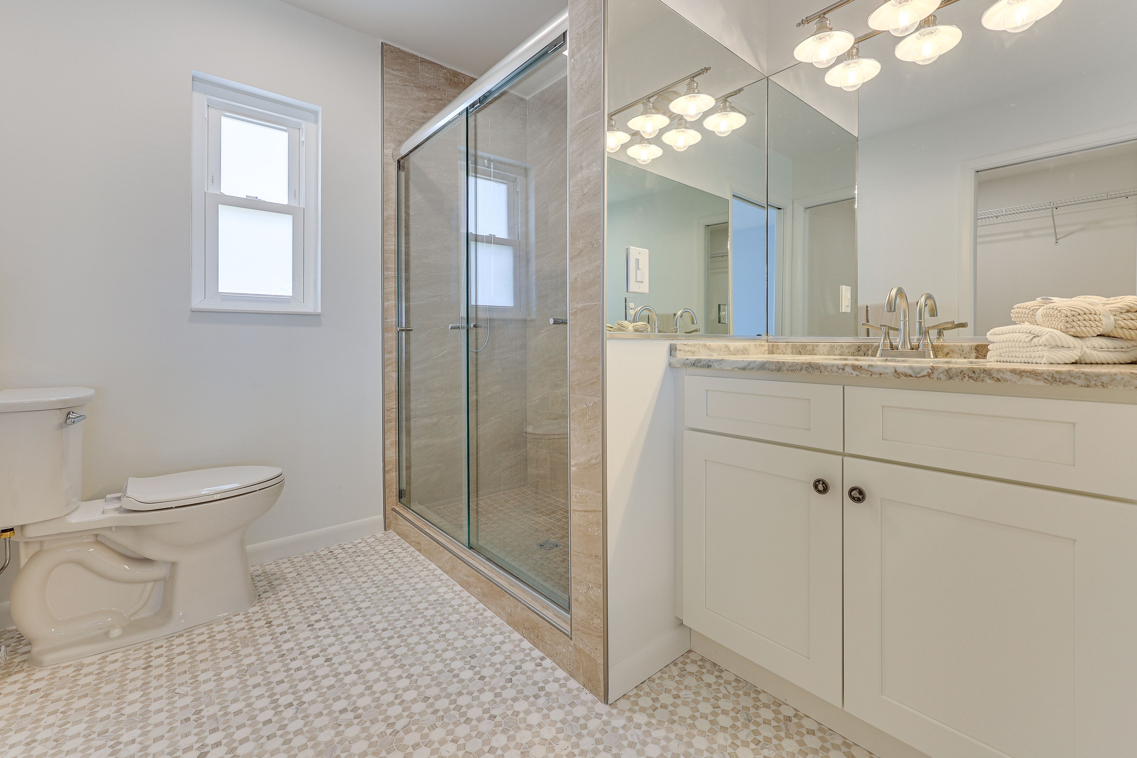 Full Bathroom | Towels Provided