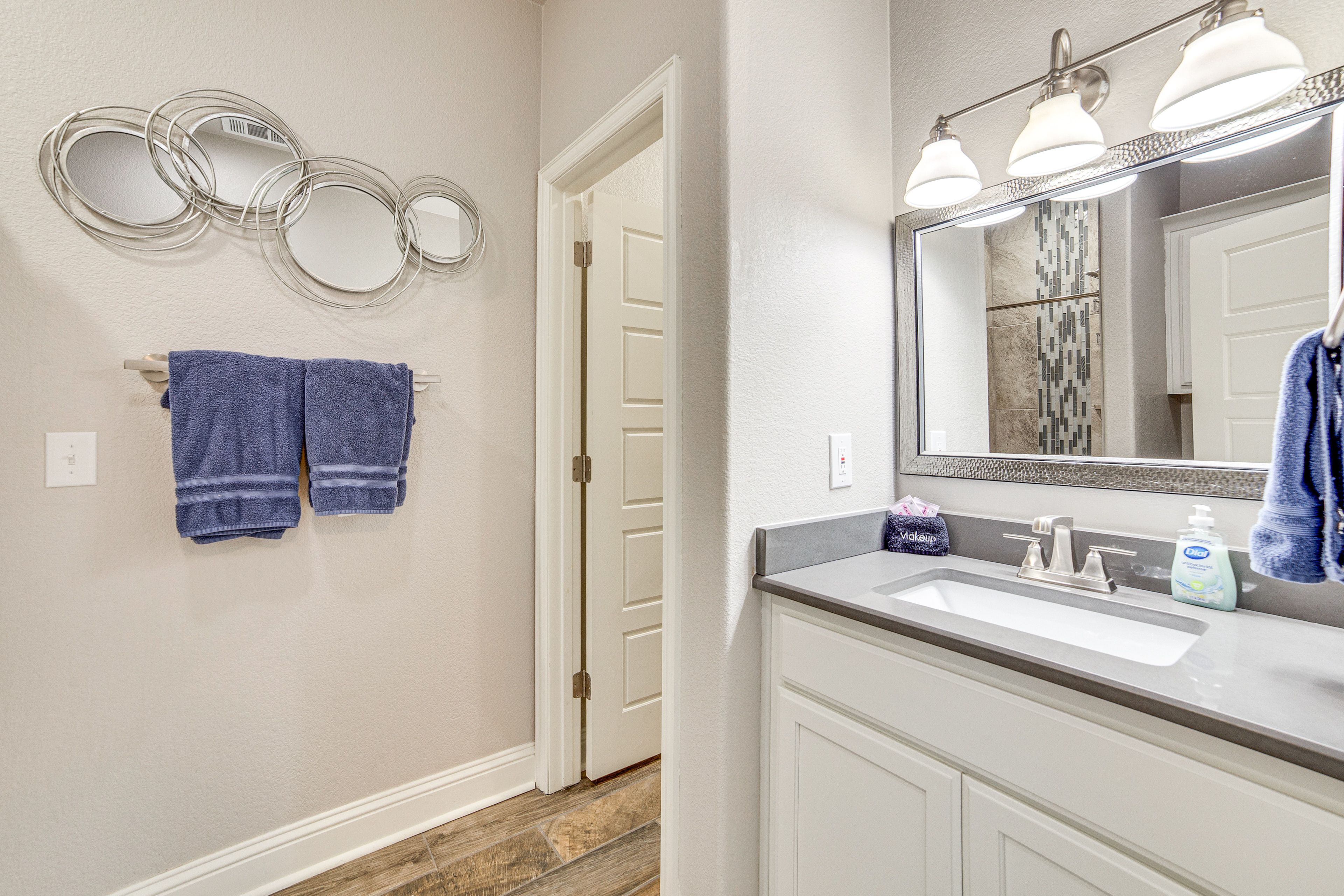 Full Bathroom | 2nd Floor | Complimentary Toiletries