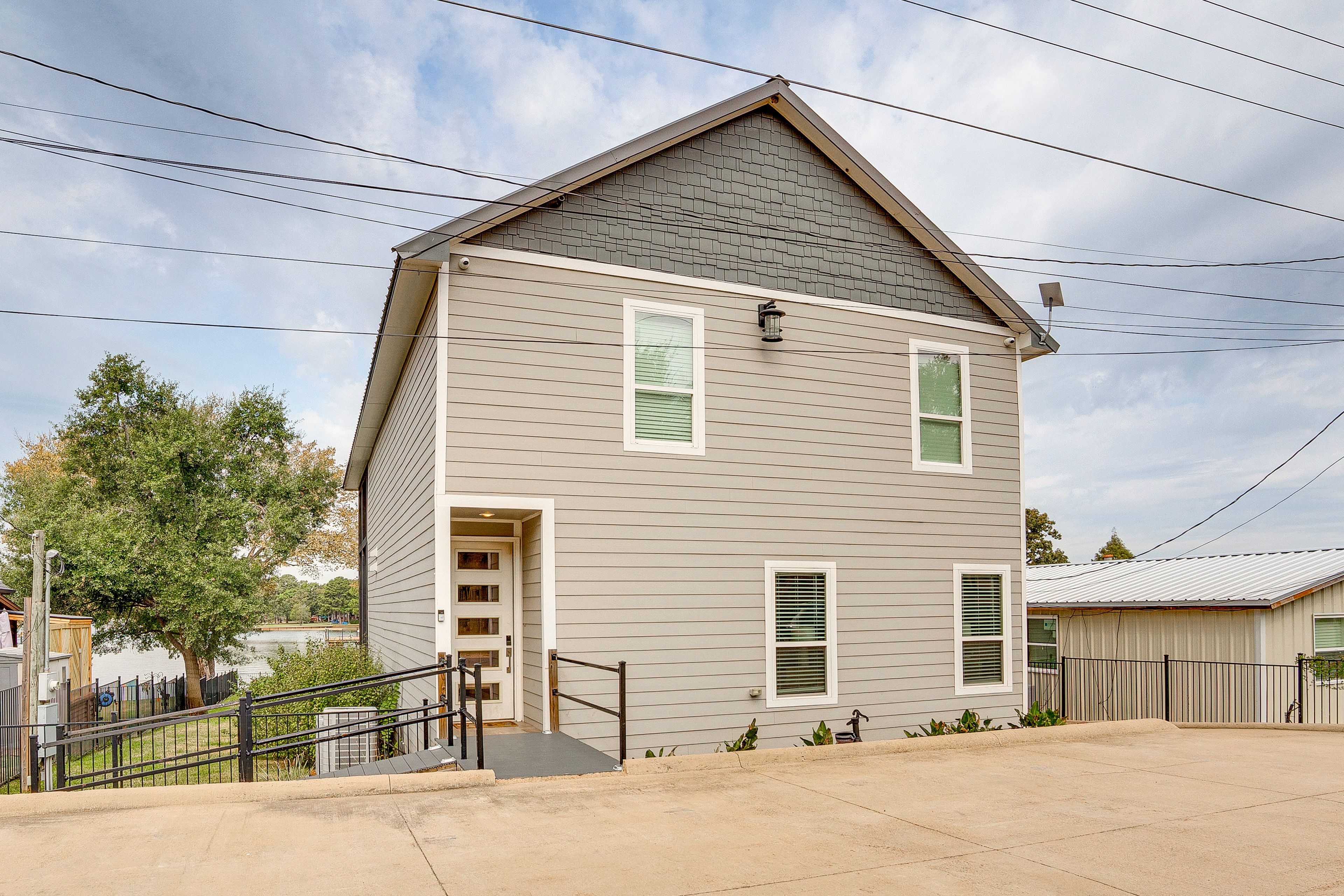 Parking | Driveway (6 Vehicles)