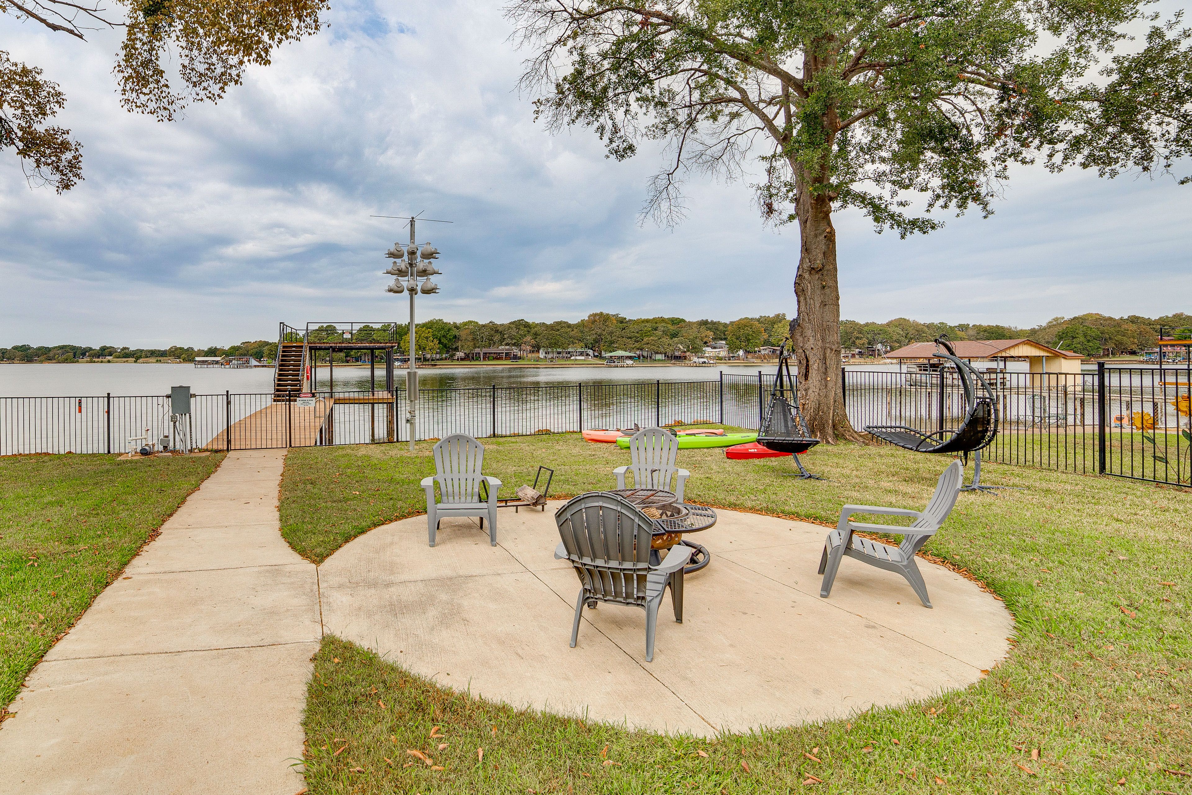 Mabank Vacation Rental | 4BR | 3.5BA | 2,800 Sq Ft | Step-Free Entry