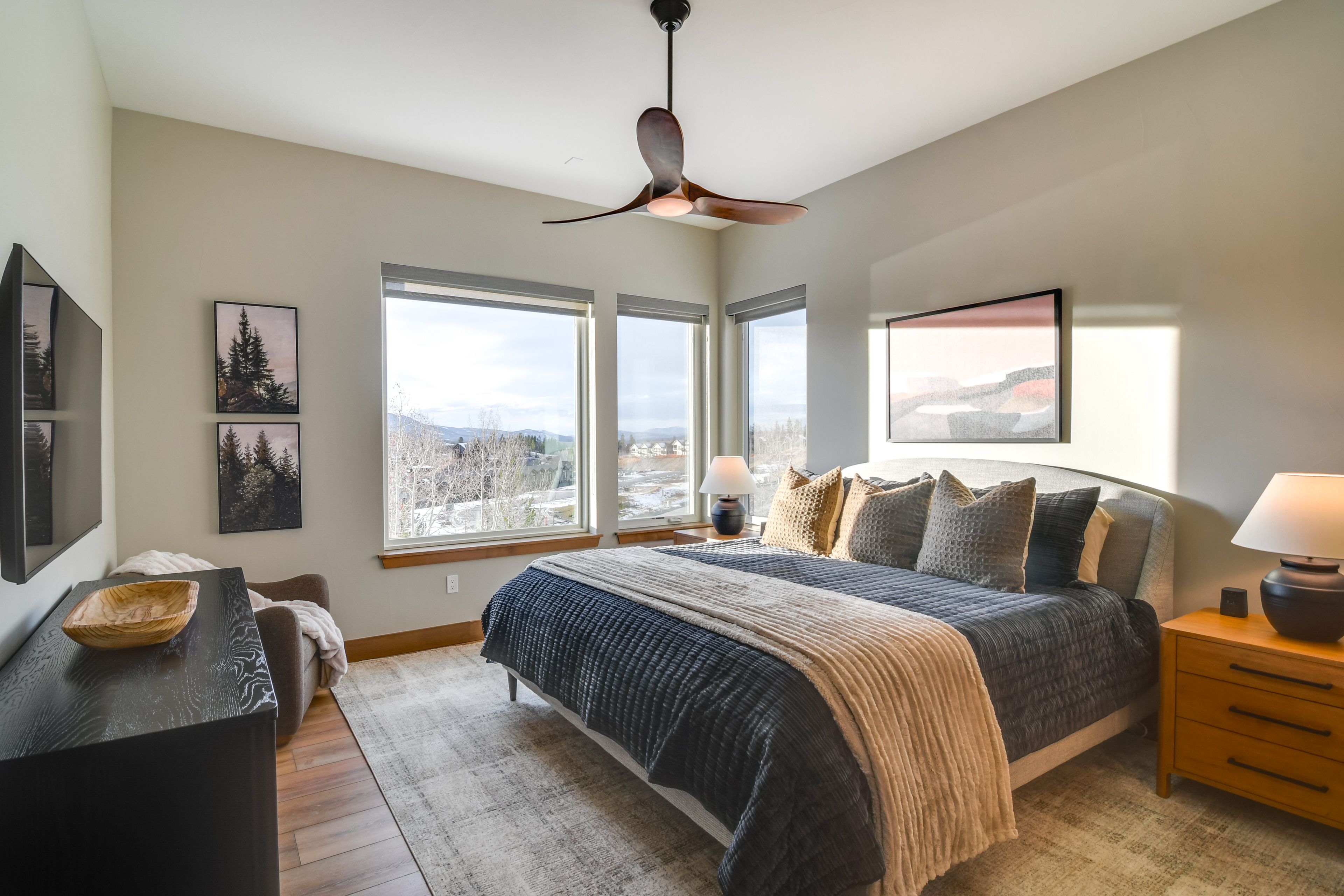 Bedroom 1 | King Bed | Main Floor