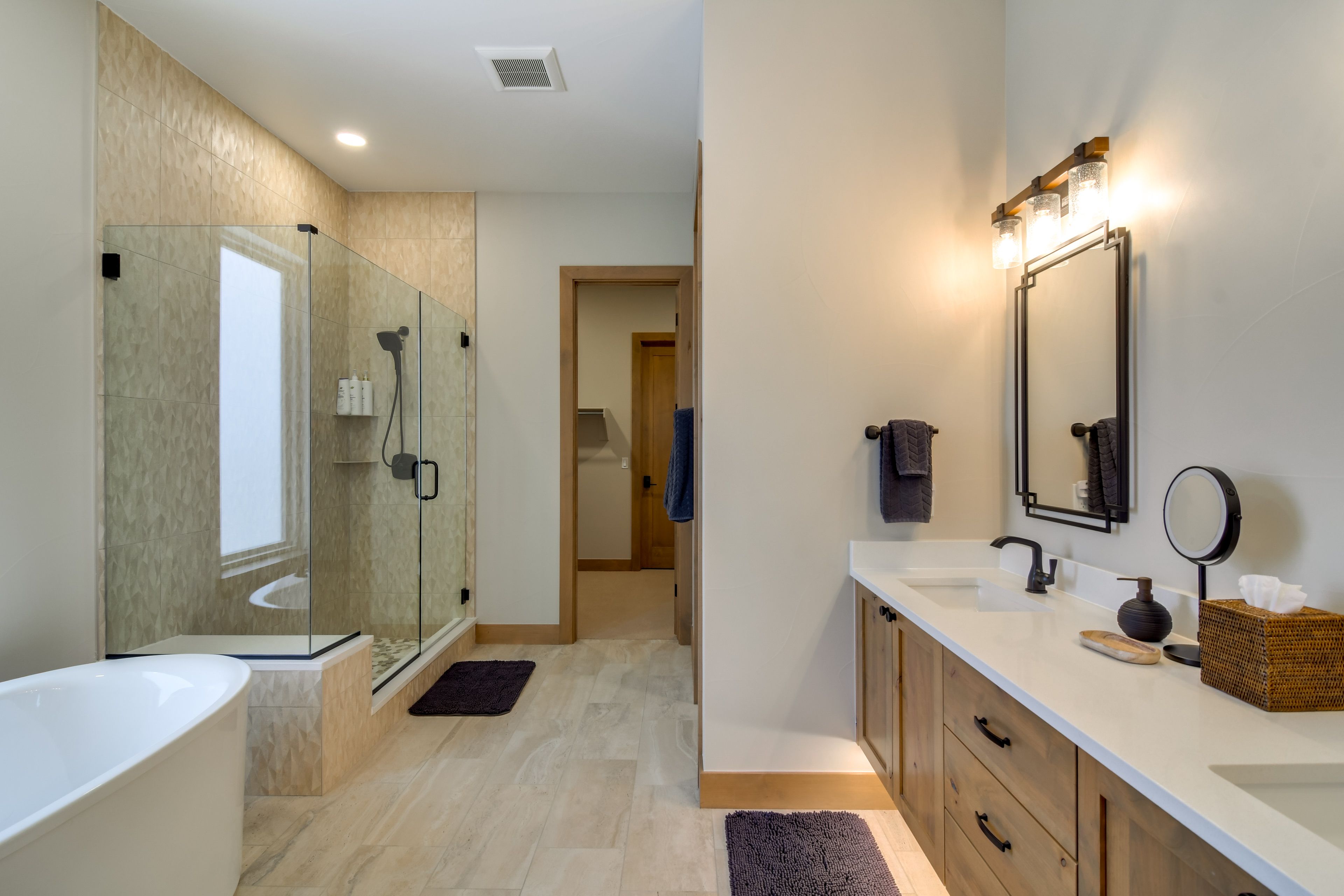 En-Suite Bathroom | Soaking Tub | Main Floor