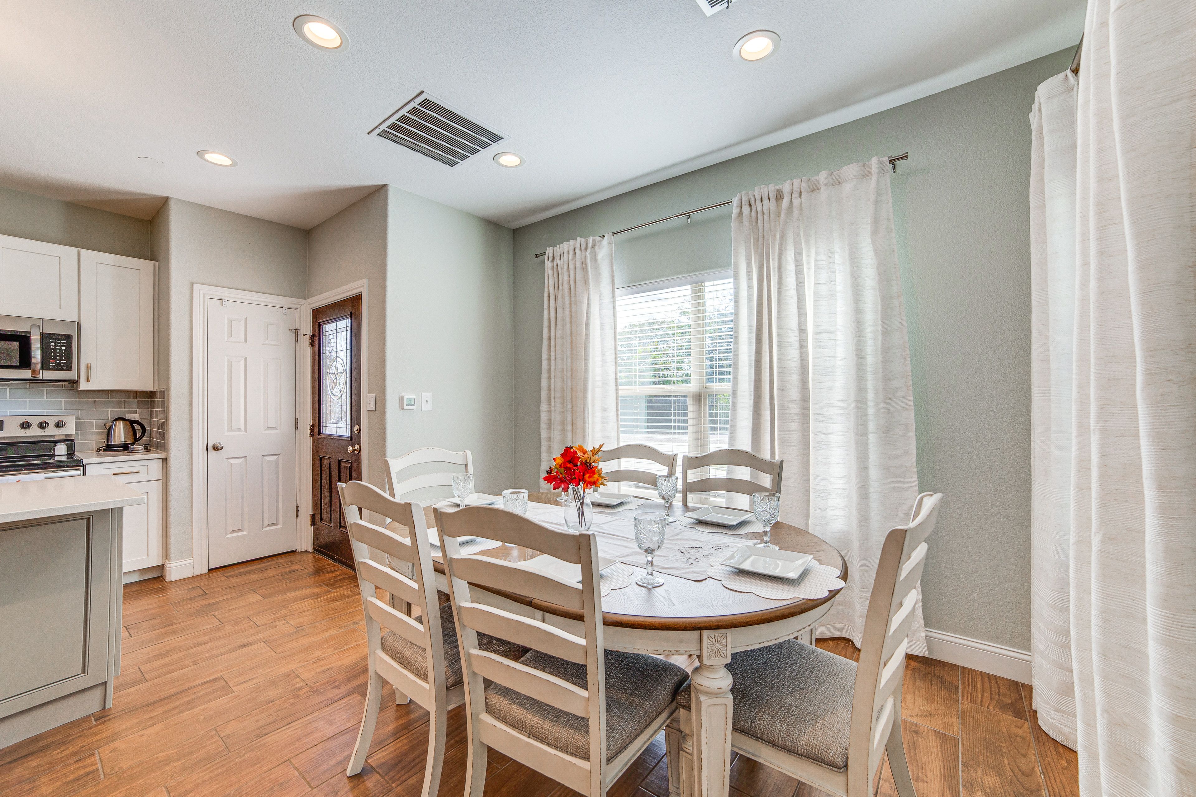 Dining Area | Dishware/Flatware | Free WiFi