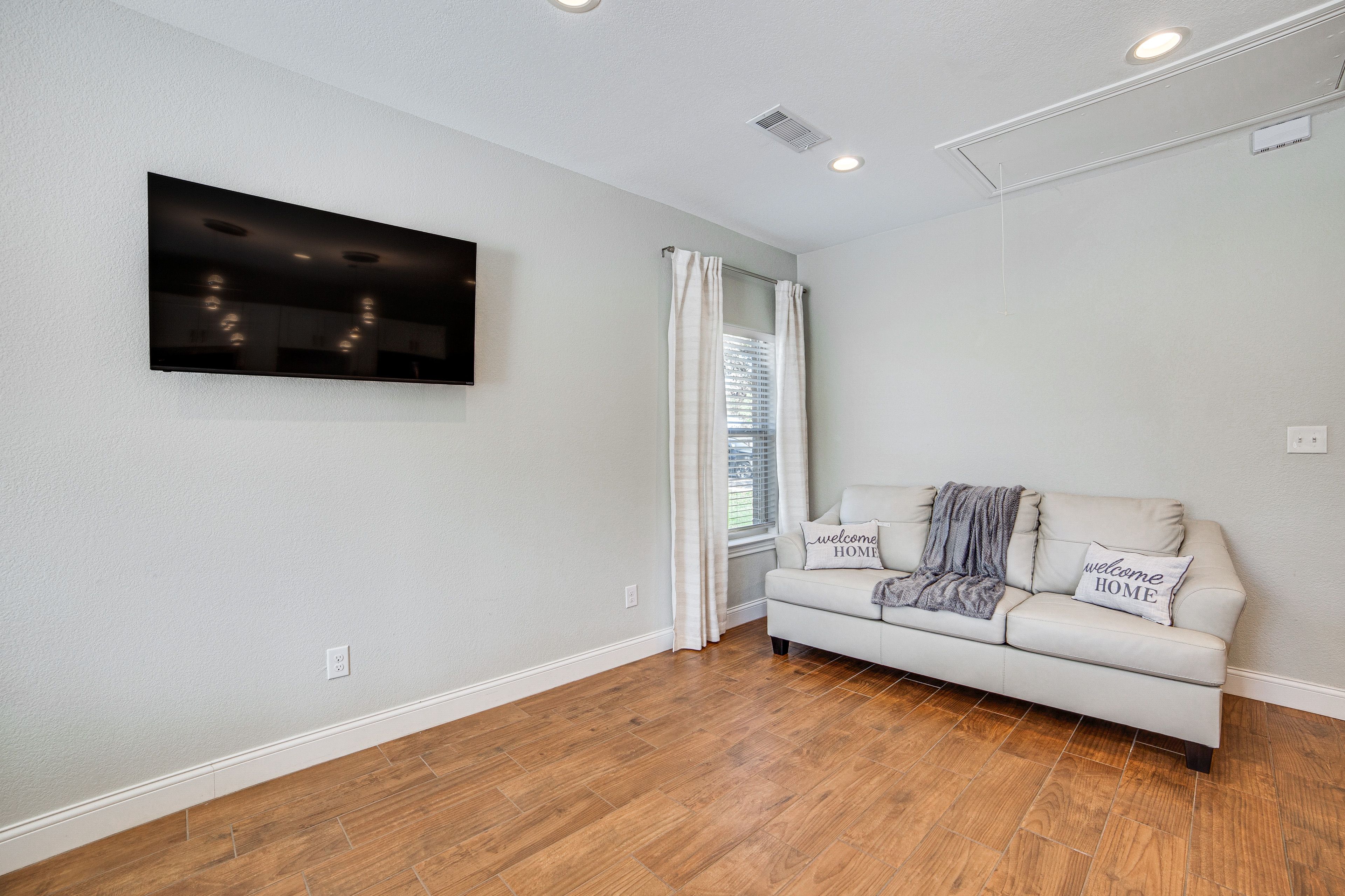 Living Room | Queen Sleeper Sofa | Flat-Screen TV | Central Heating & A/C