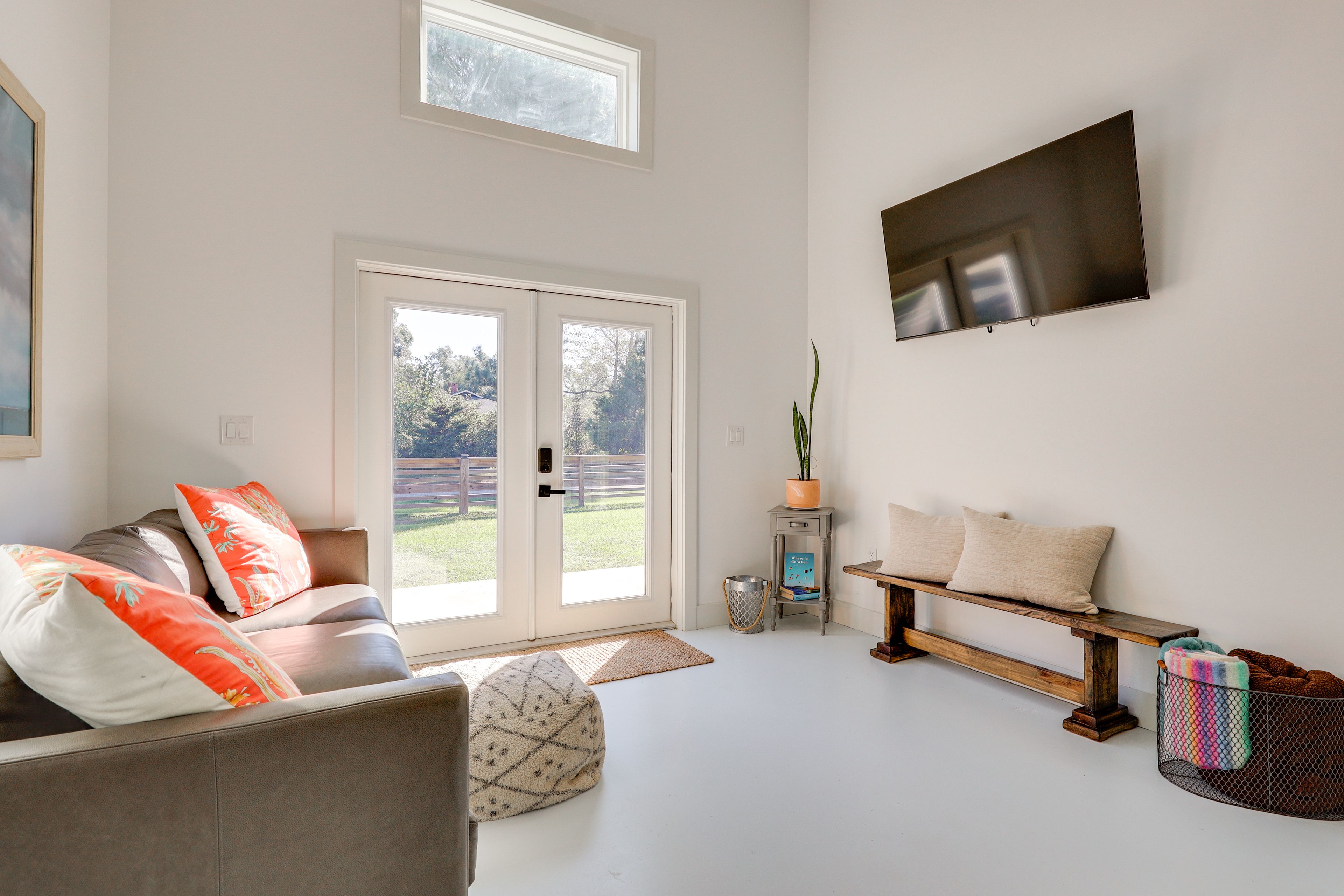 Living Room | Free WiFi | Smart TV | Central A/C