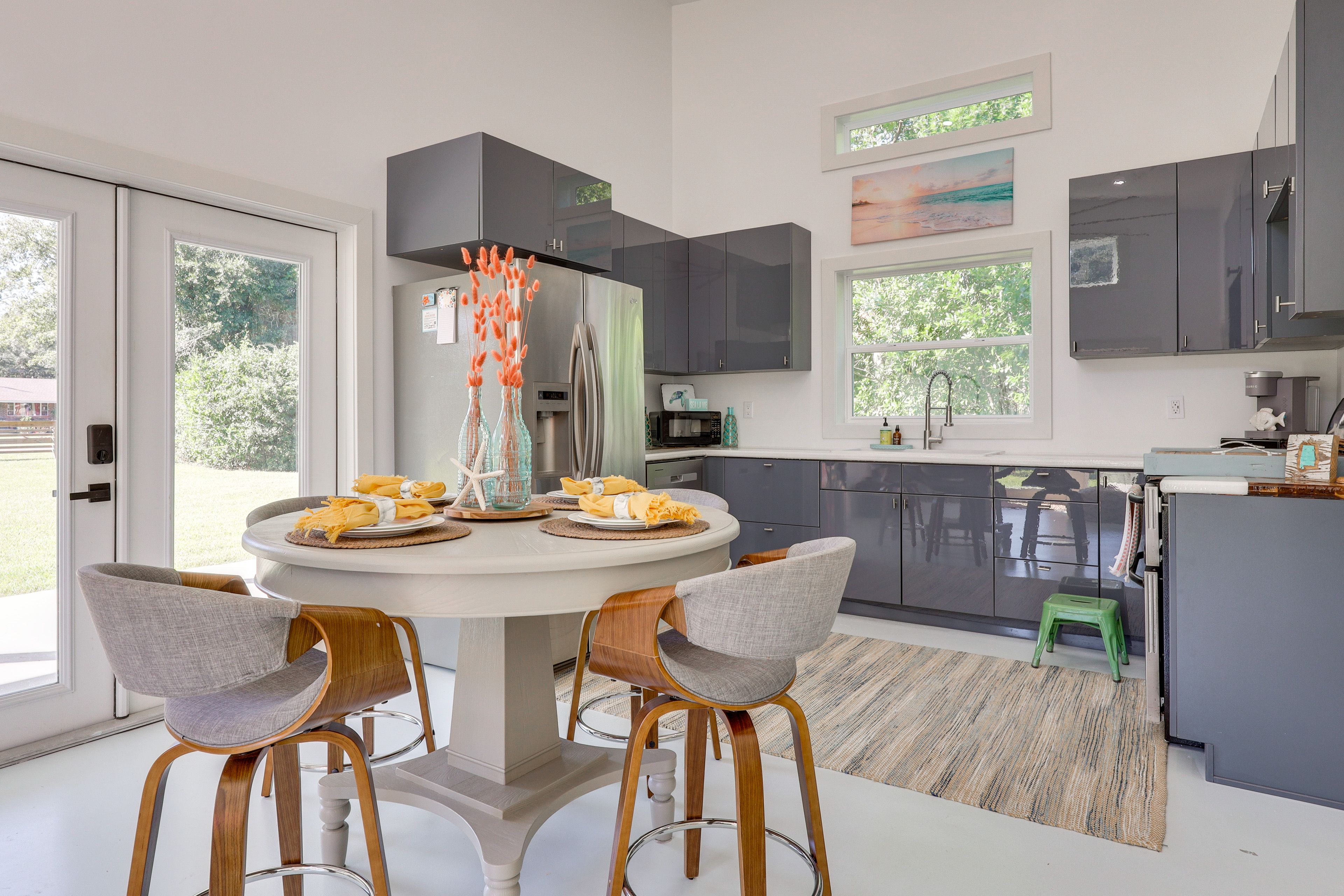 Dining Area | Dishware & Flatware Provided