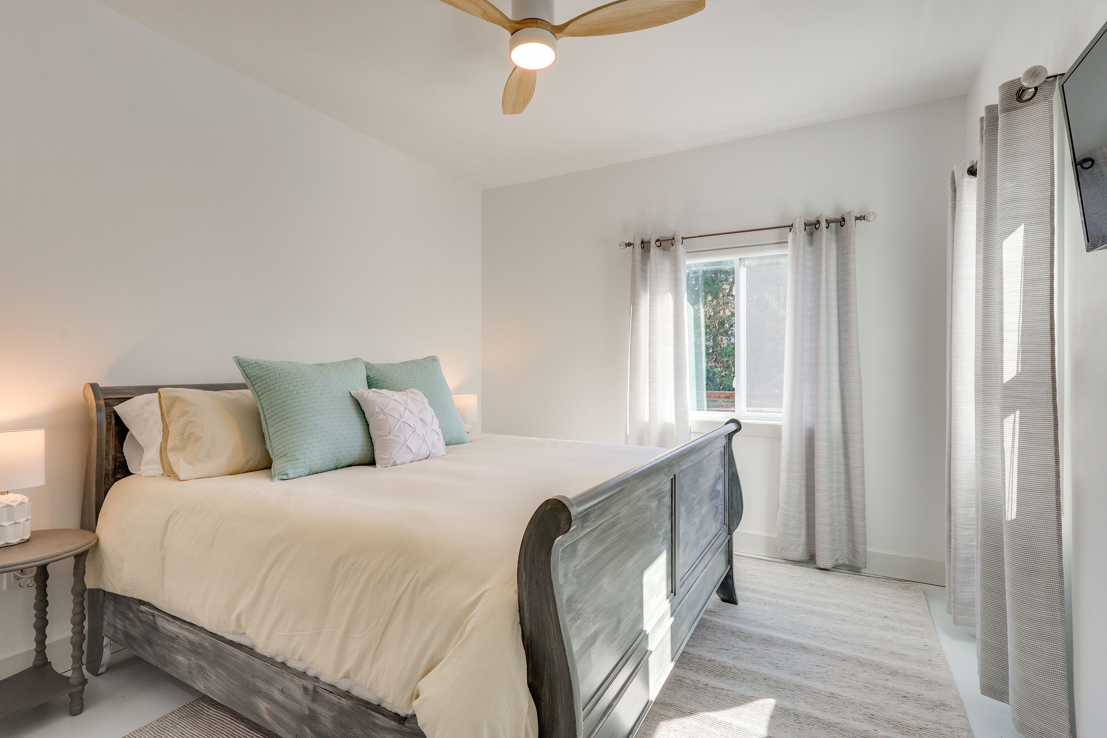 Bedroom 1 | King Bed