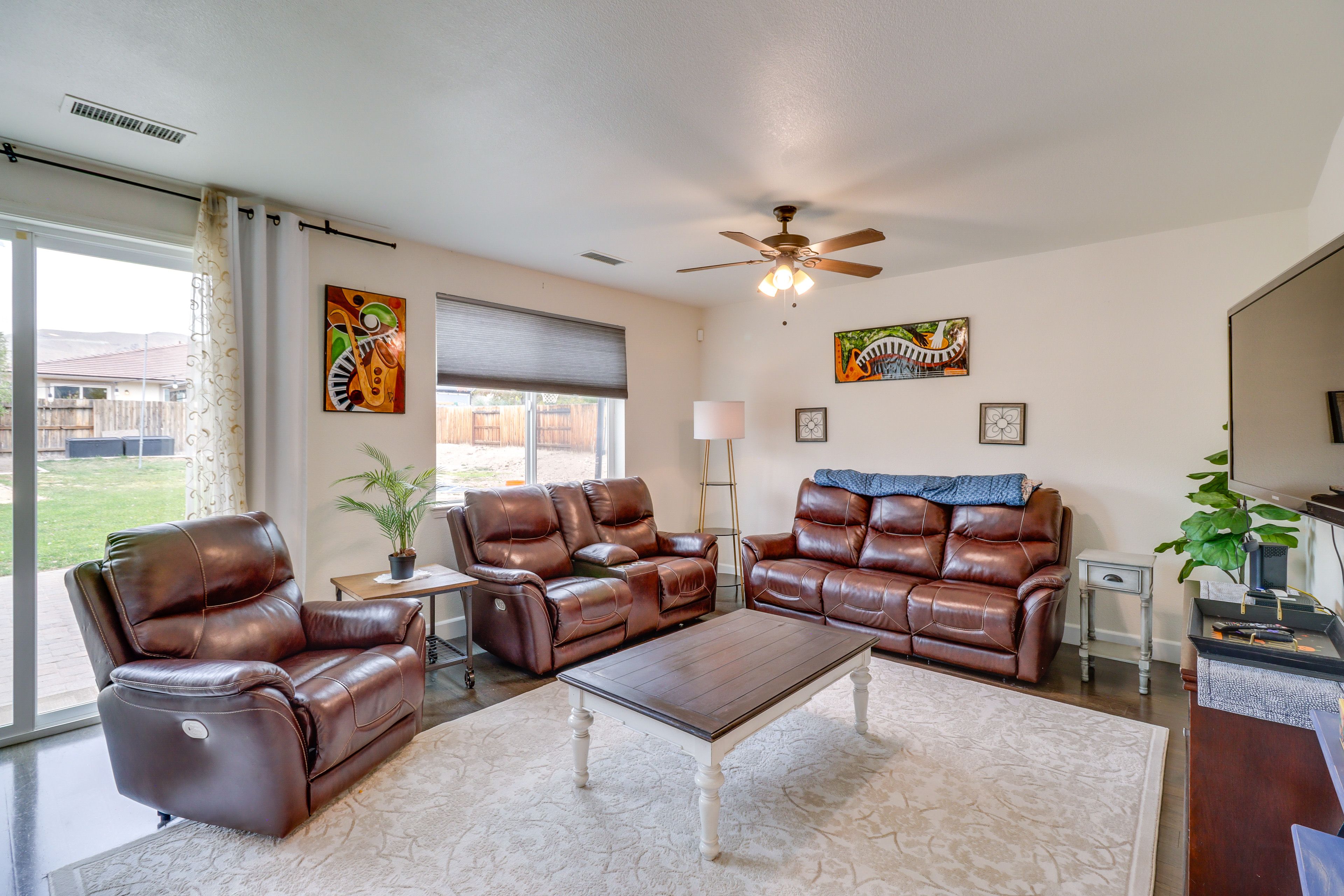 Living Room | Flat-Screen TV | Free WiFi | 1st Floor