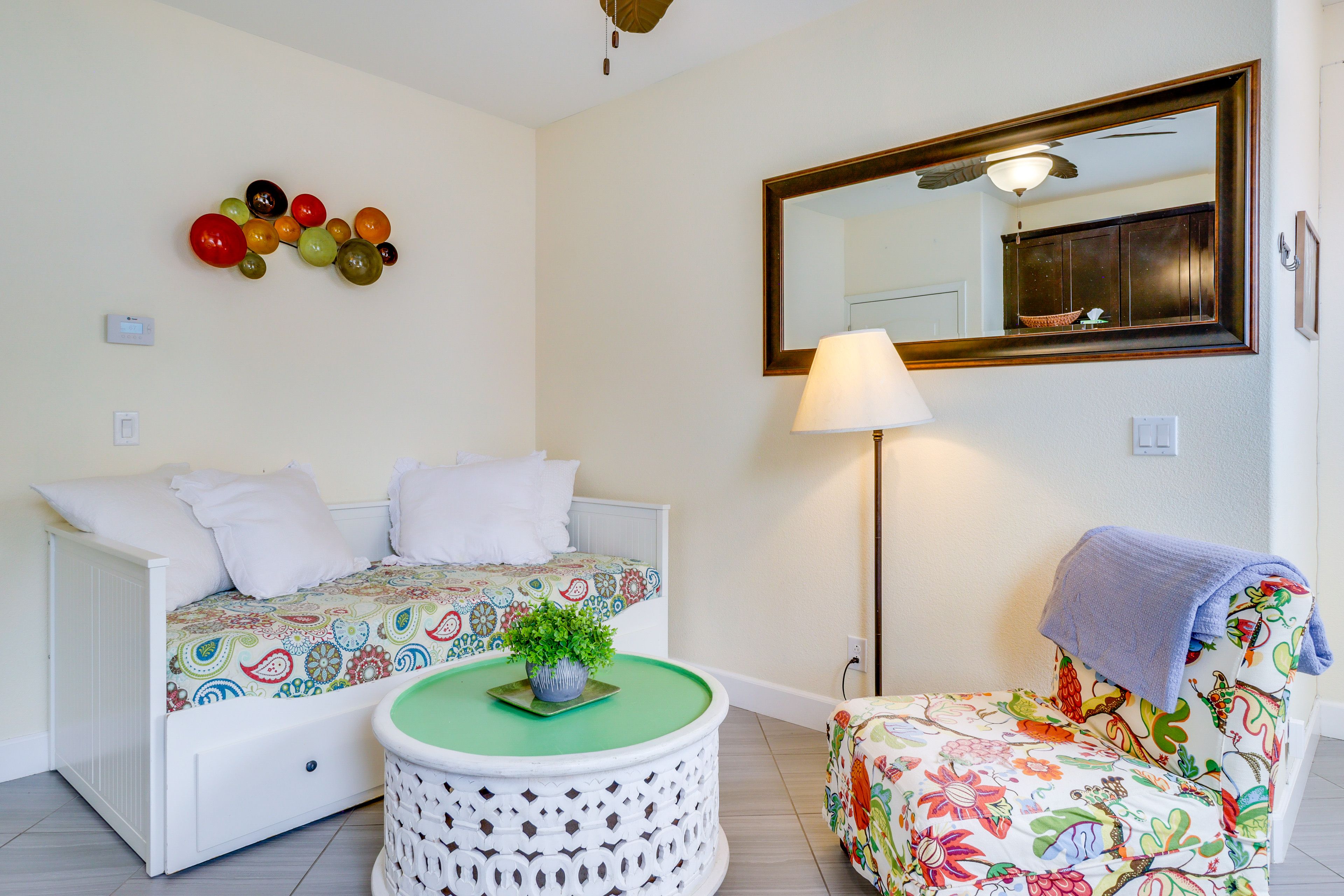 Living Room | Twin Daybed | Free WiFi | Flat-Screen TV