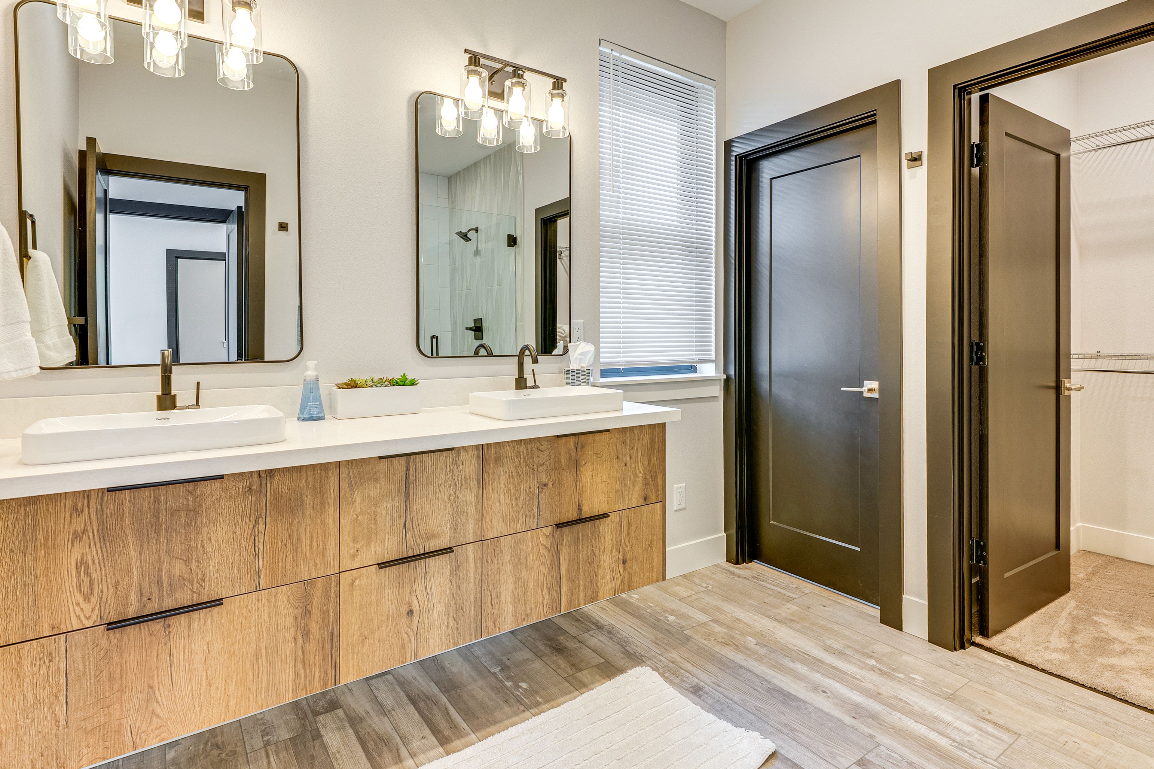 Full Bathroom | Linens & Towels | 2nd Floor