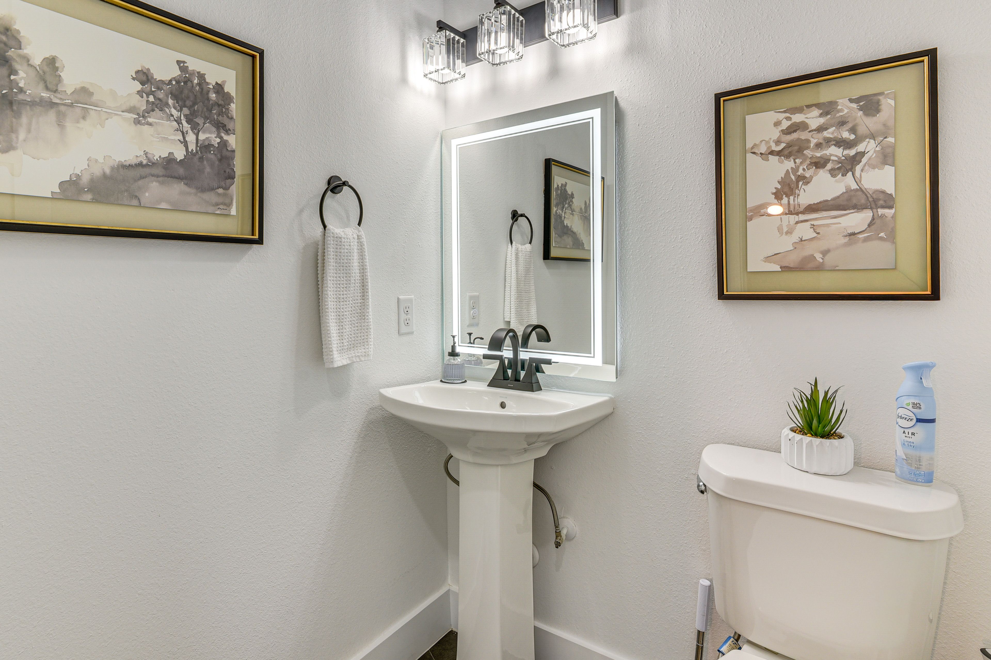 Half Bathroom | 1st Floor | Complimentary Toiletries | Towels Provided