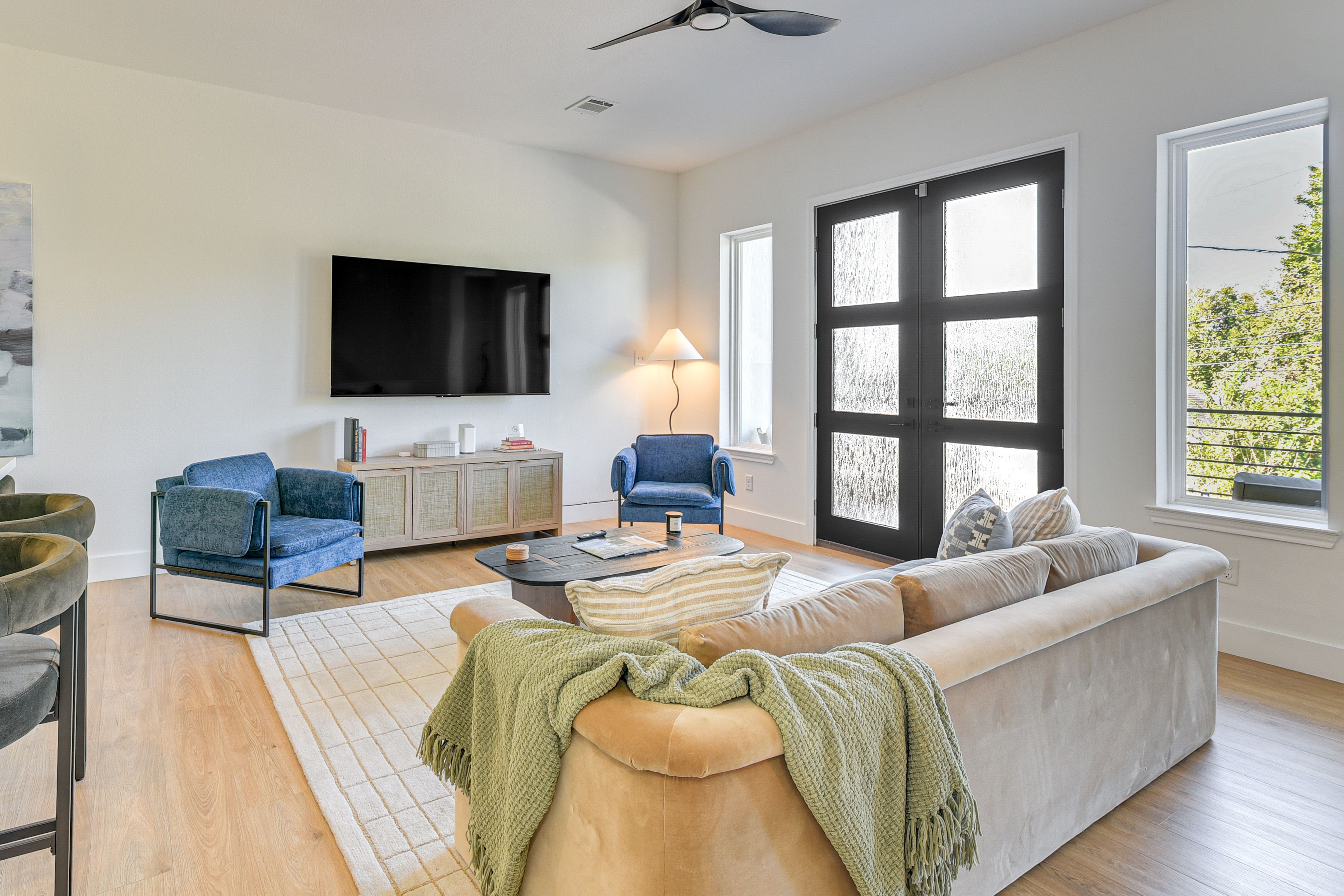 Living Room | 1st Floor | Flat-Screen TV | Central Heating & A/C | Free WiFi