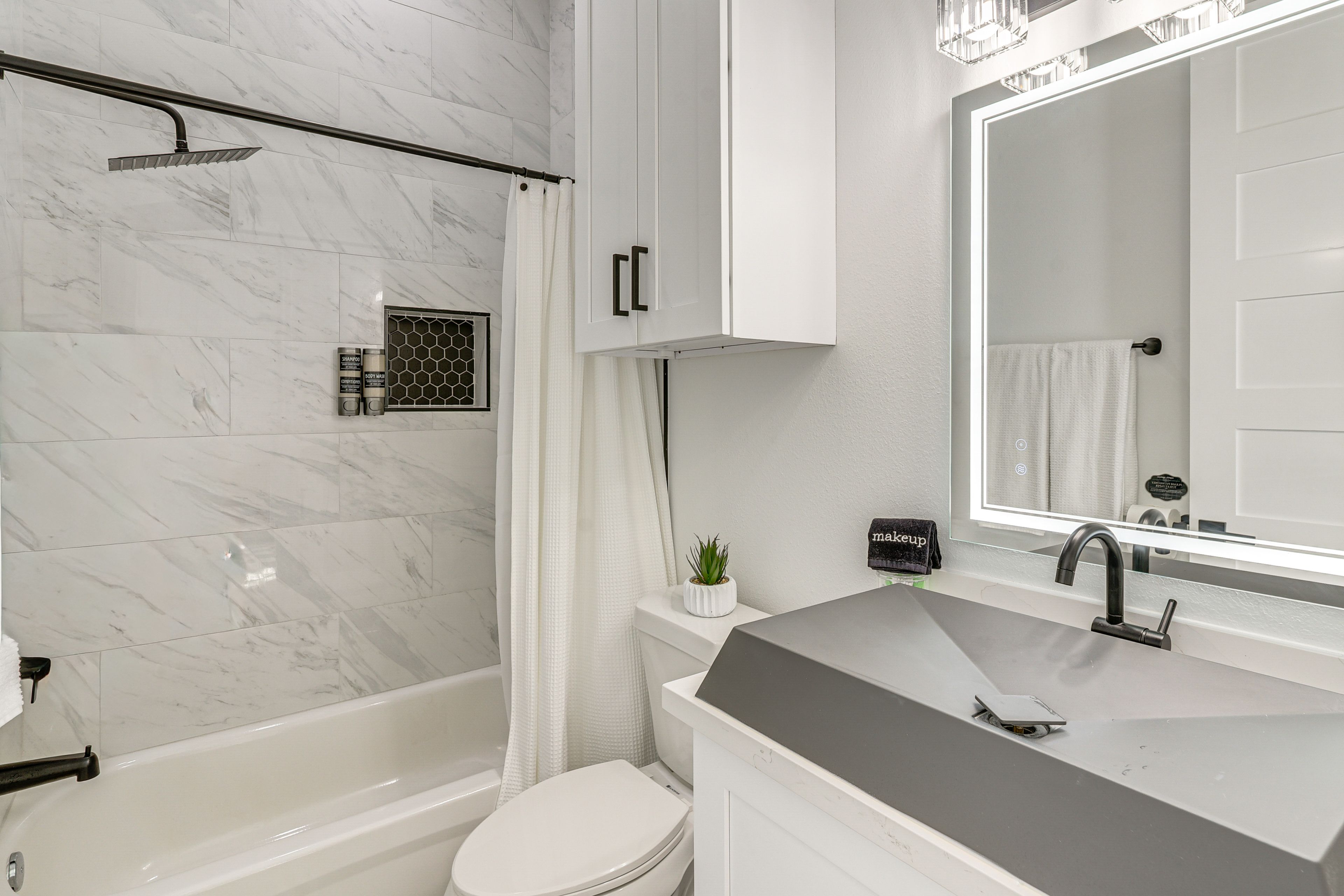 Full Bathroom | 2nd Floor