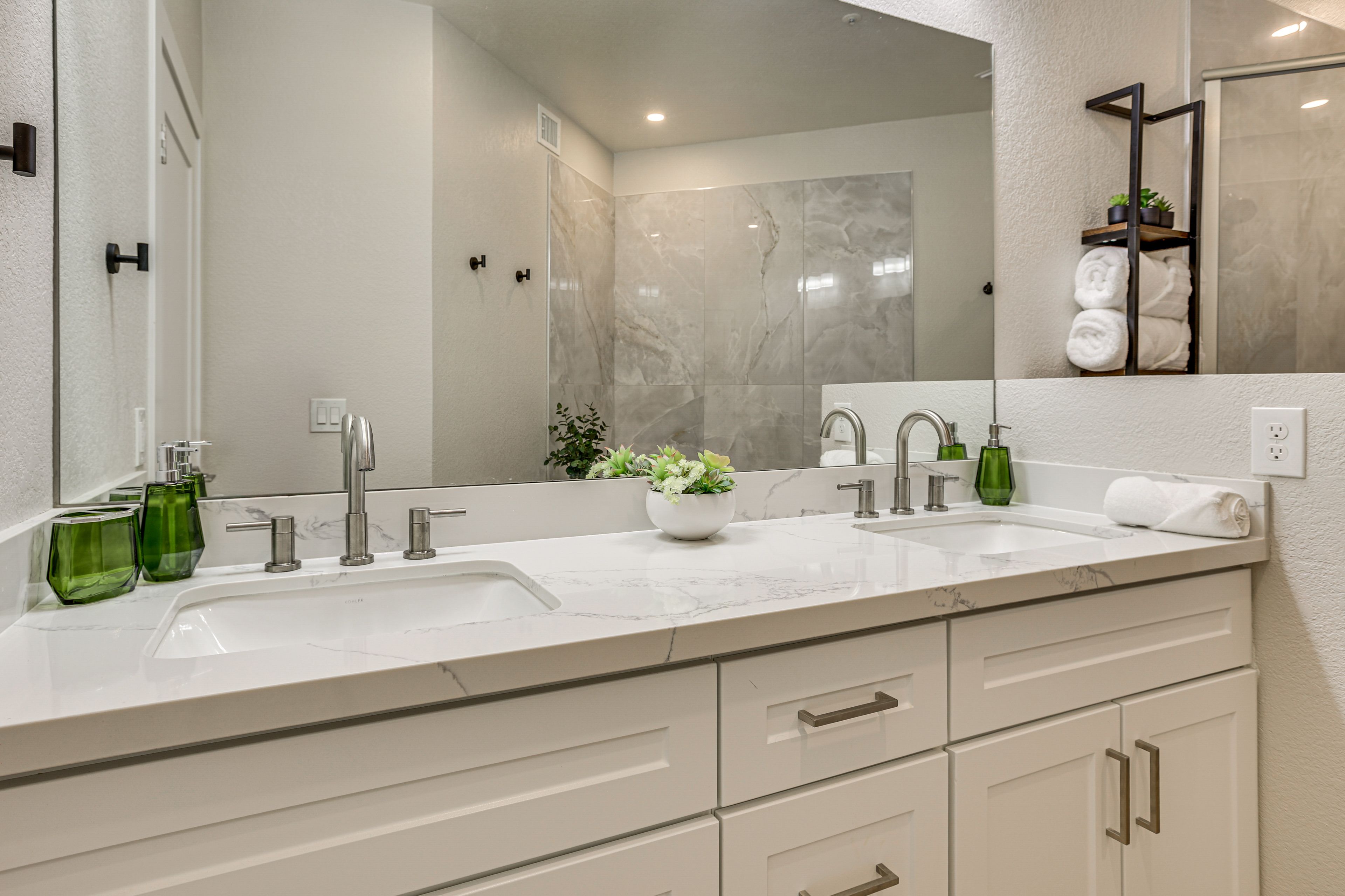 Full Bathroom | Towels Provided