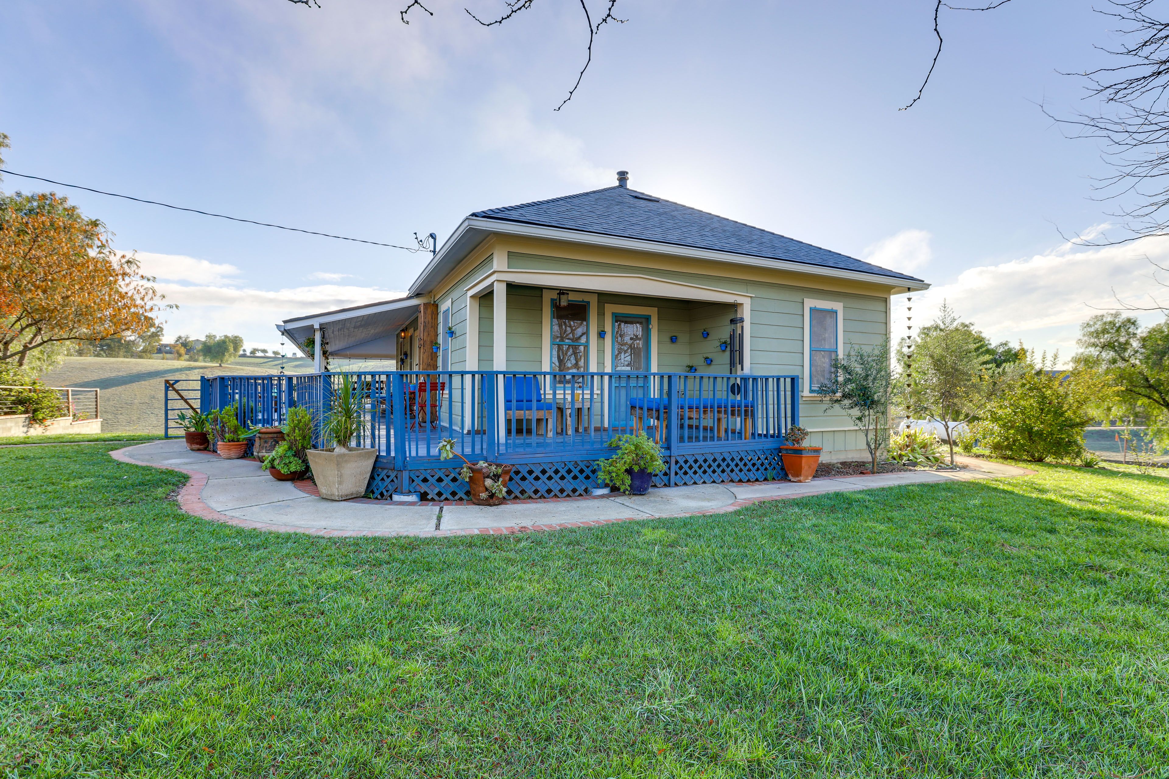 Exterior | Driveway (5 Vehicles)