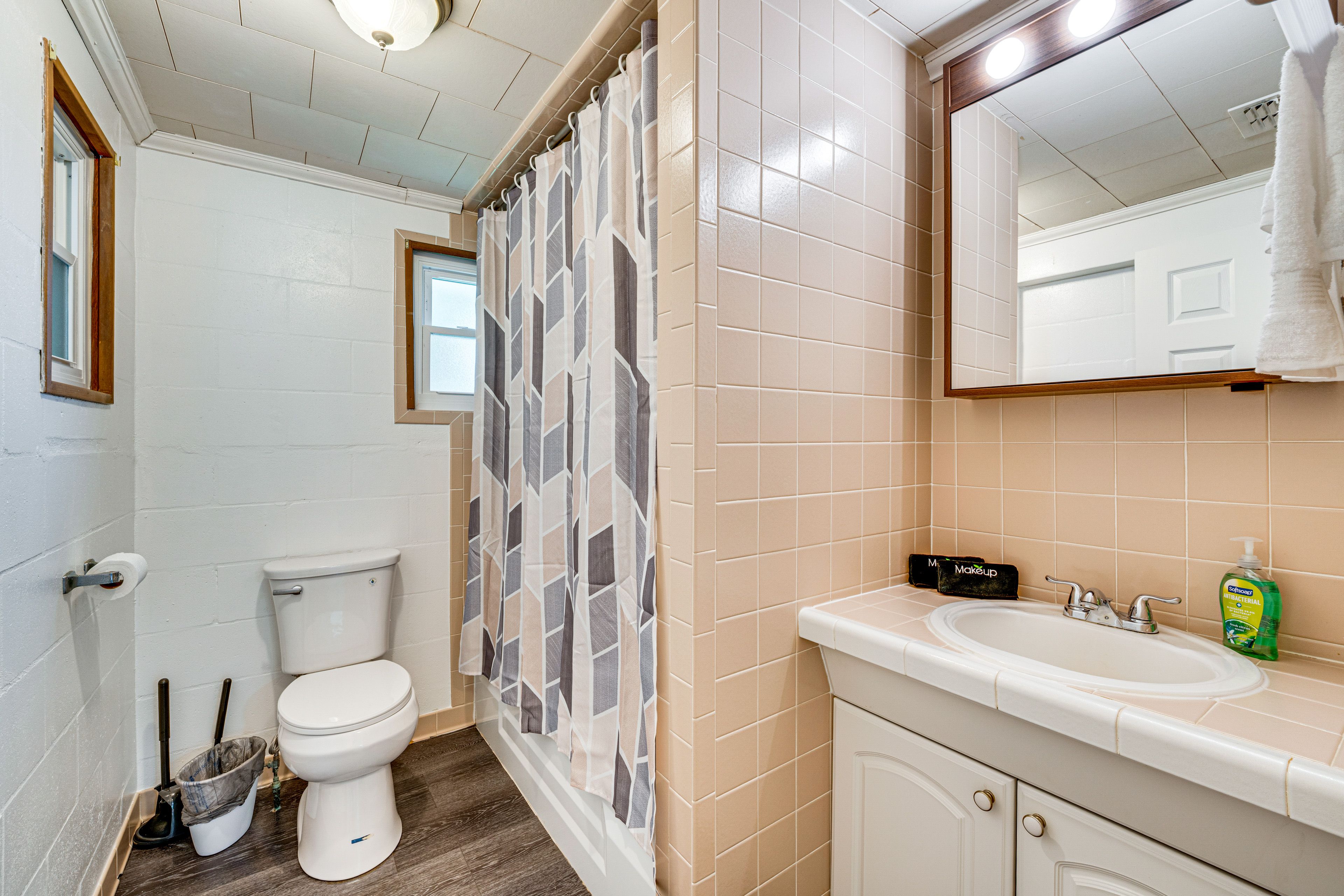 Full Bathroom | Towels Provided