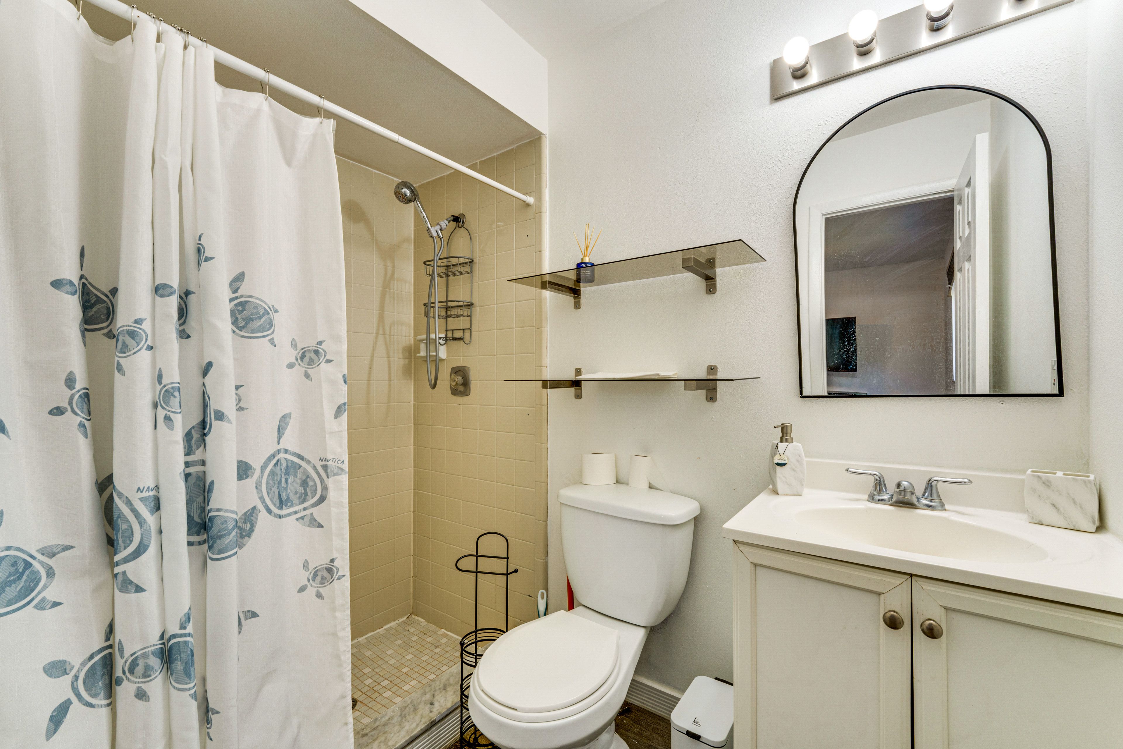 Full Bathroom | Towels Provided