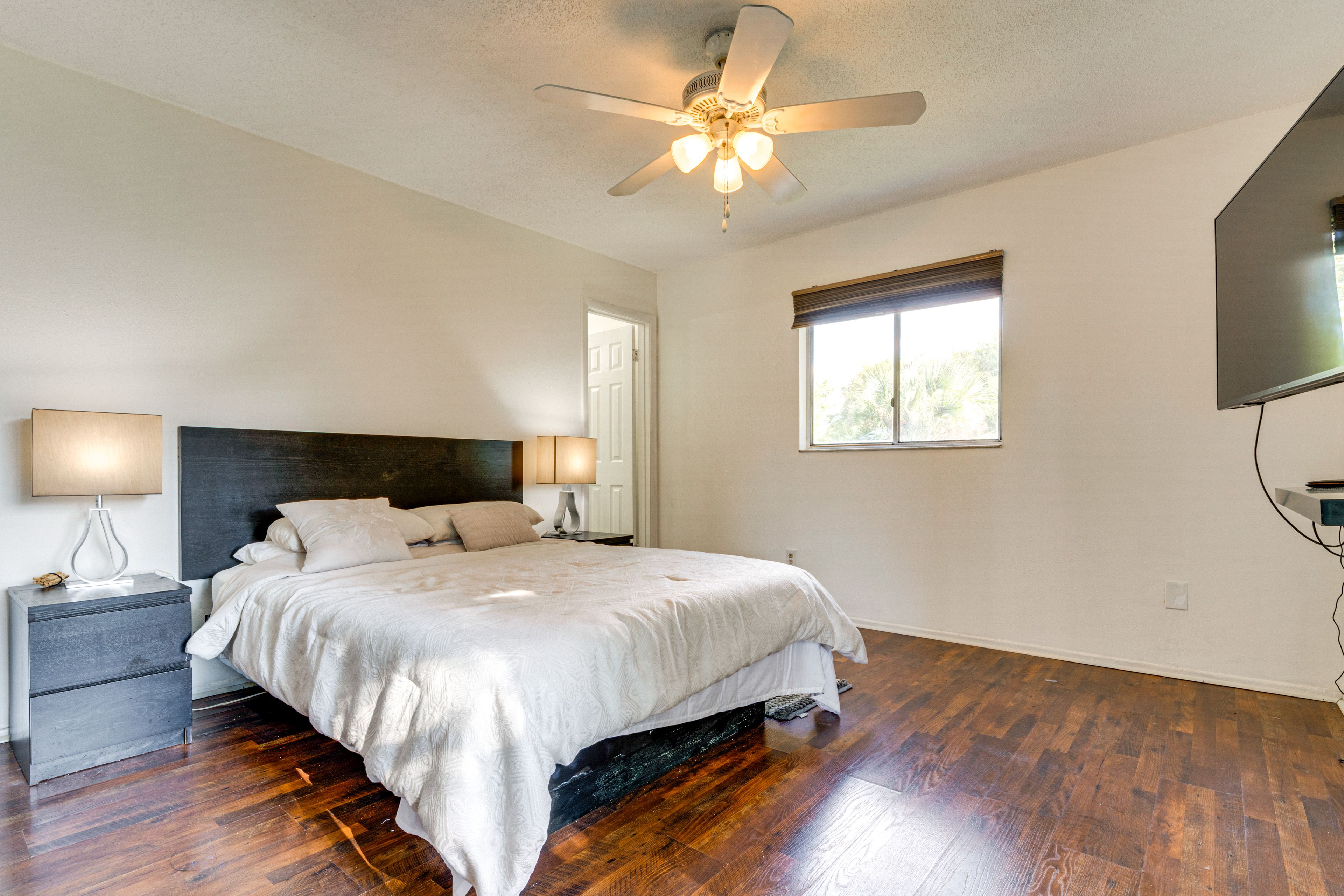 Bedroom 1 | Queen Bed | En-Suite Bathroom