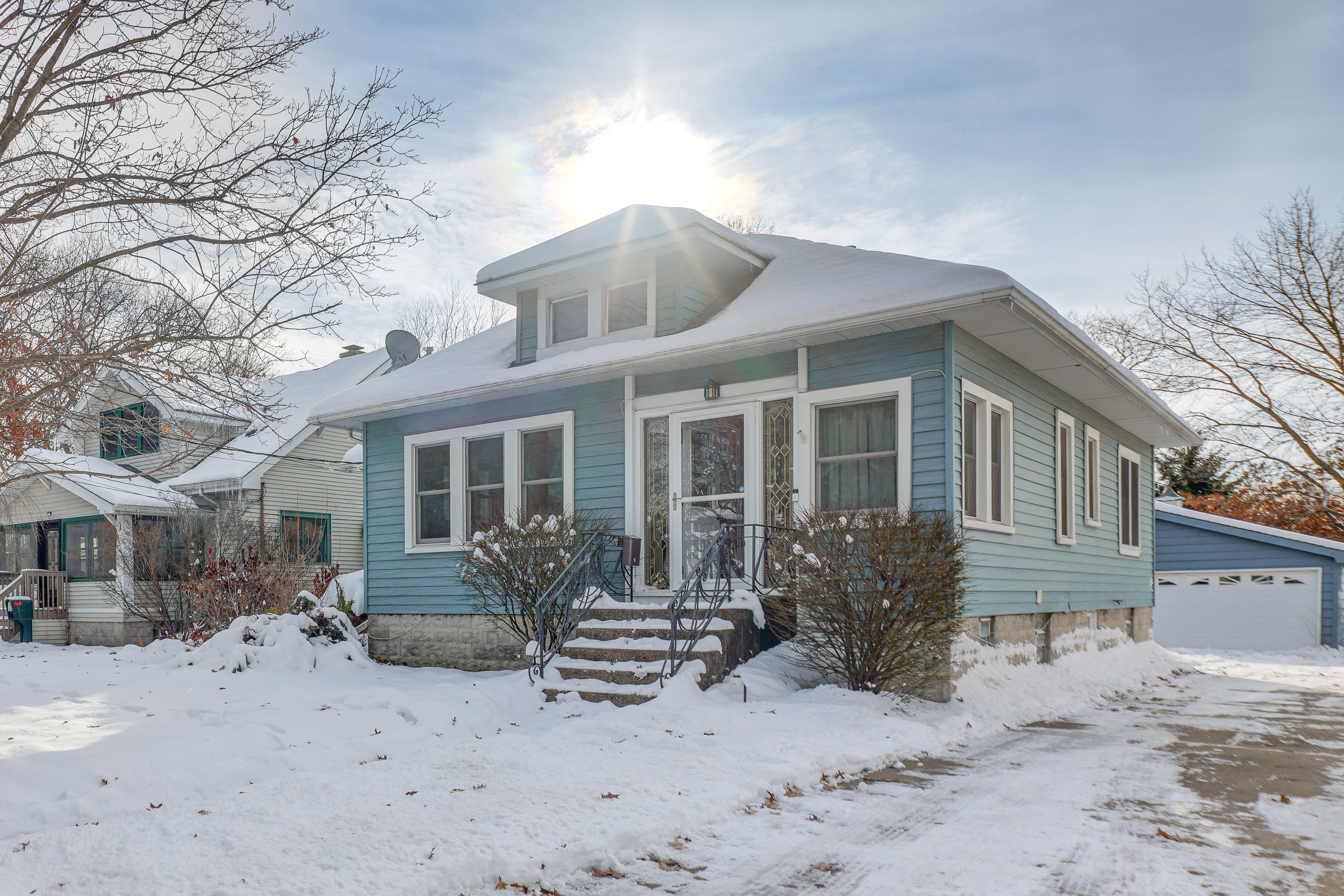 Exterior | Driveway (3 Vehicles)