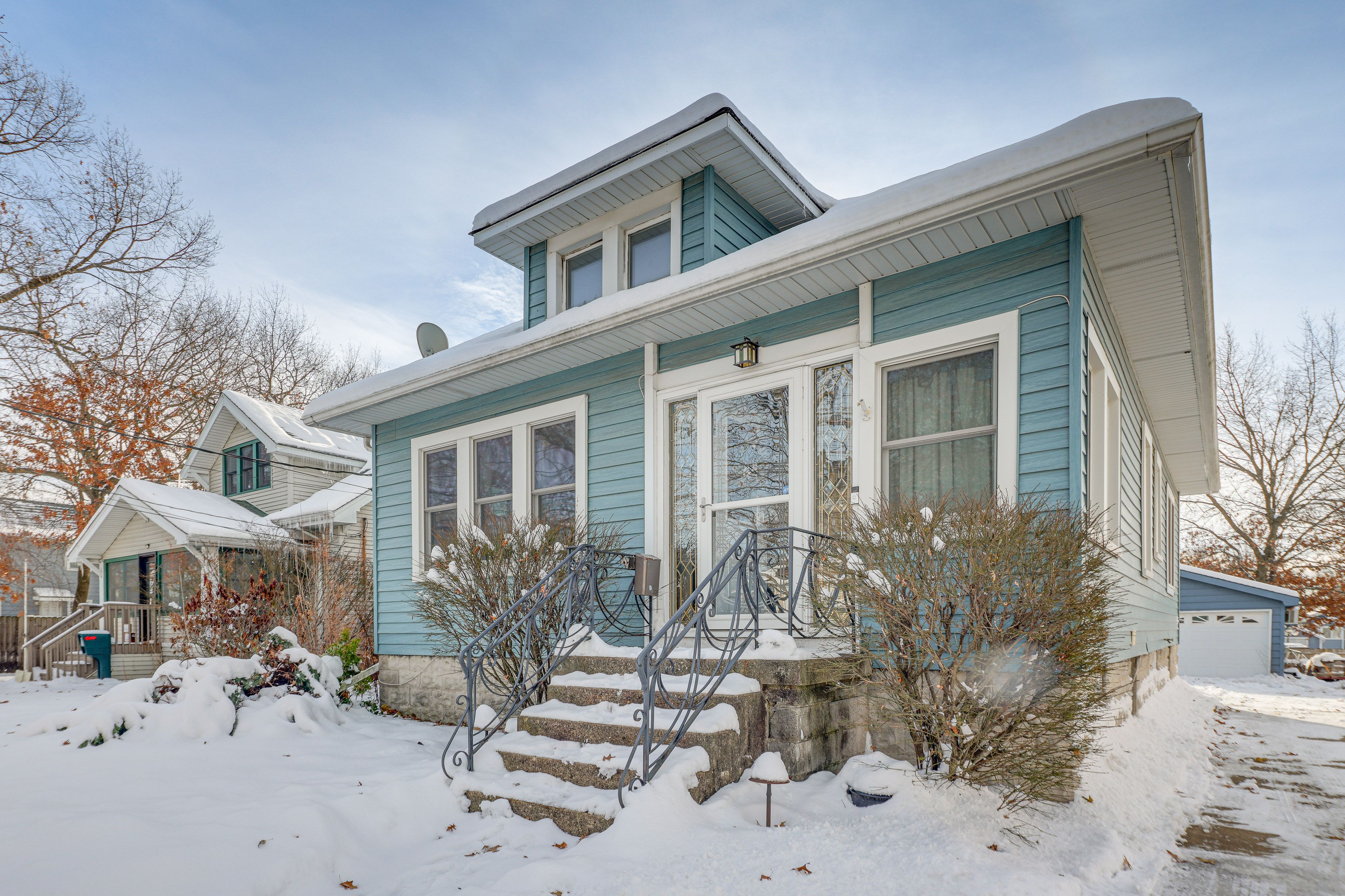 Exterior | 1 Mi to Downtown Lansing