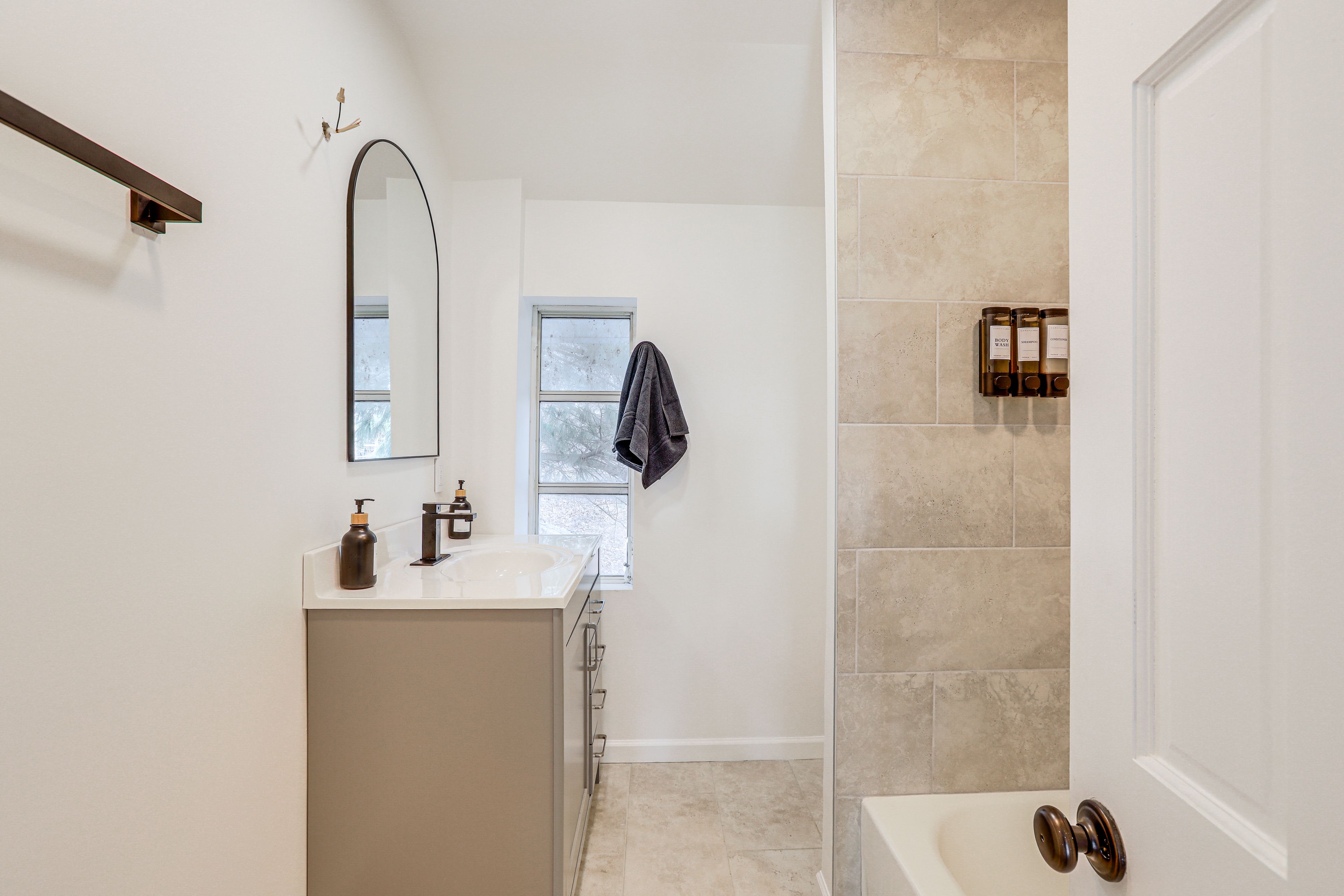 Full Bathroom | Main Level | Towels Provided | Complimentary Toiletries