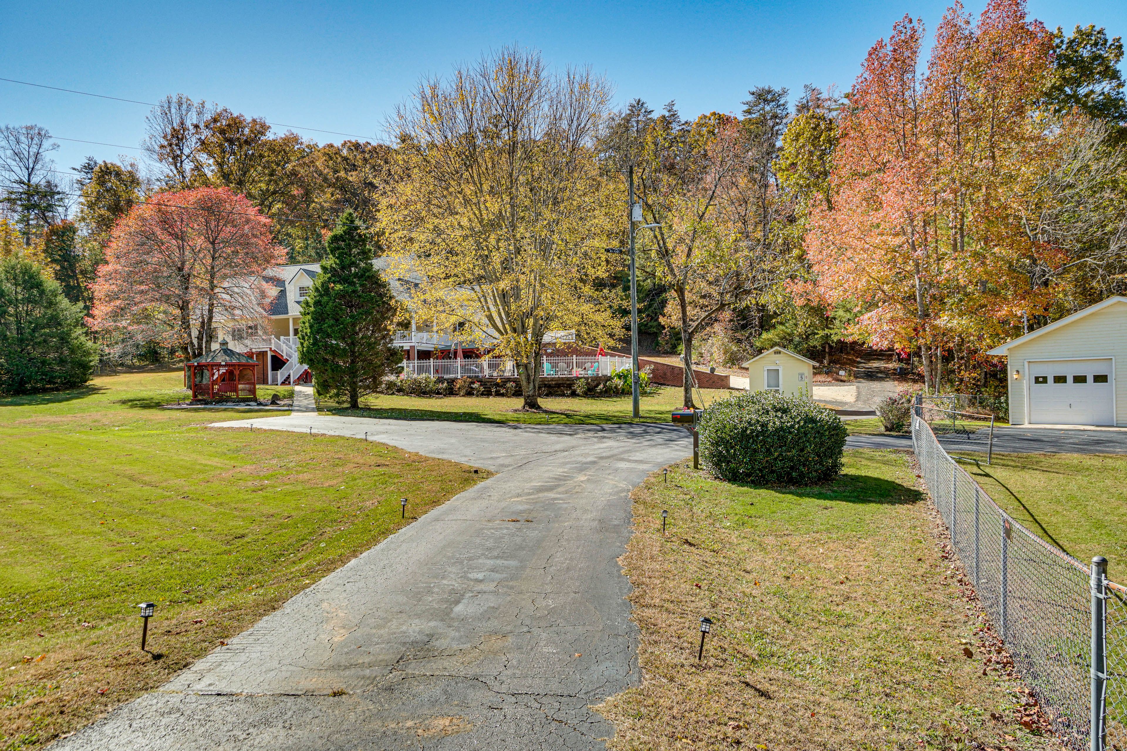 Parking | Driveway (10 Vehicles)