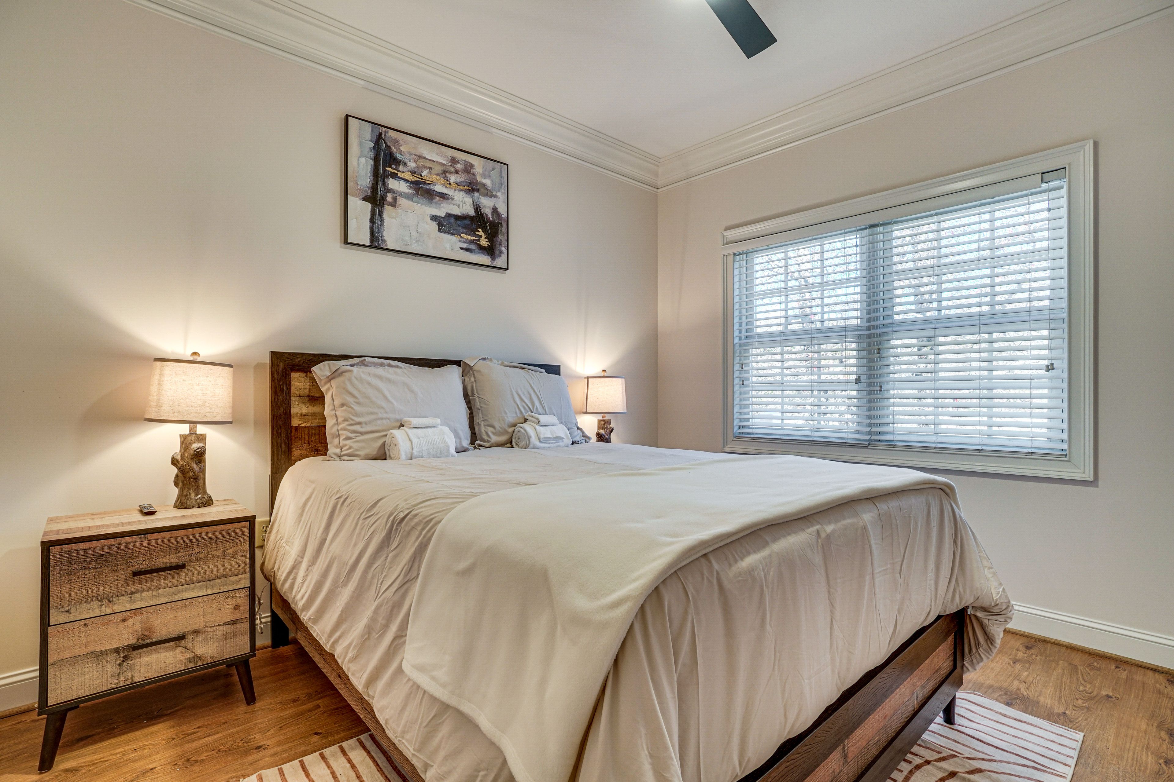 Bedroom 2 | Queen Bed | Main Floor