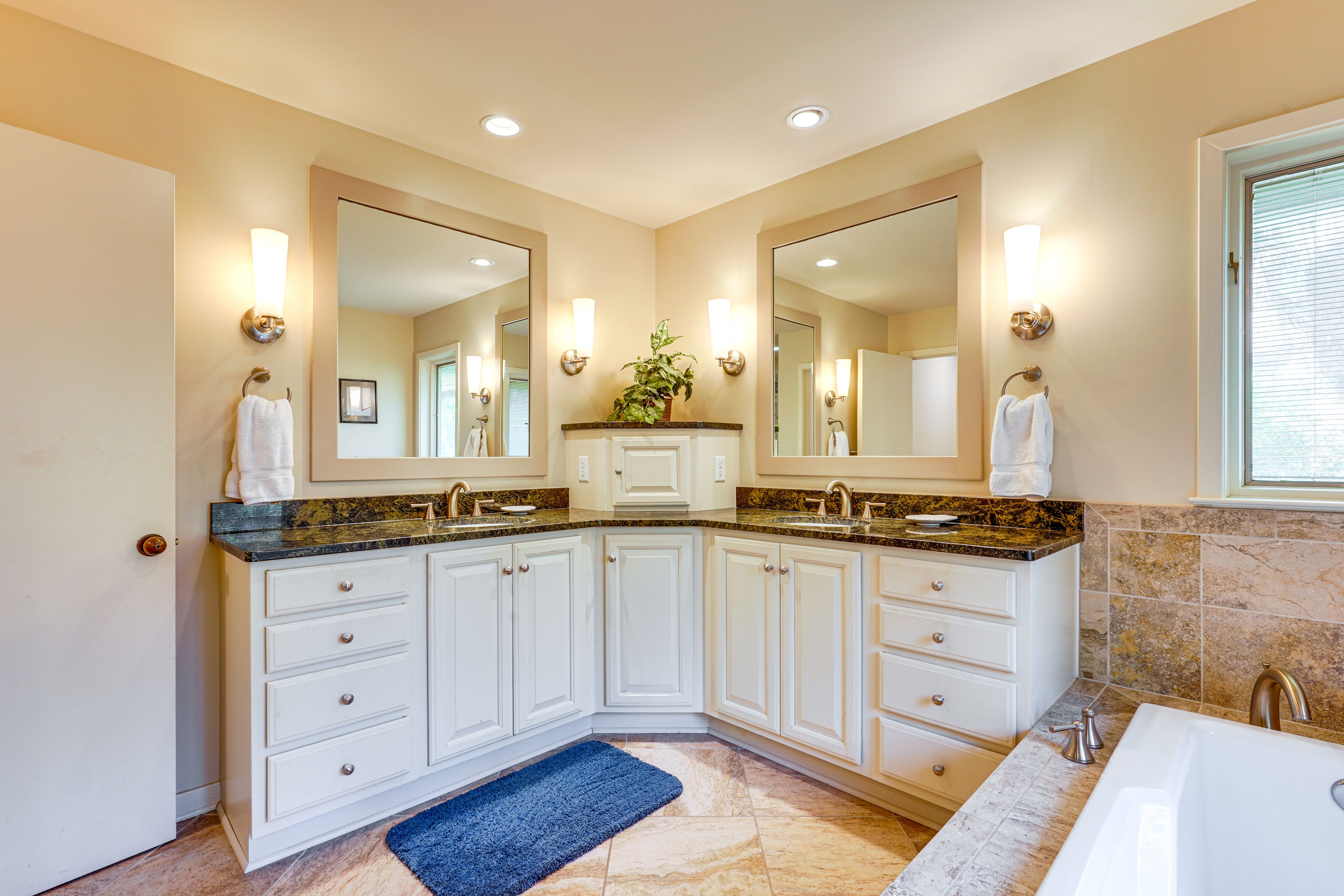 En-Suite Bathroom | Towels Provided