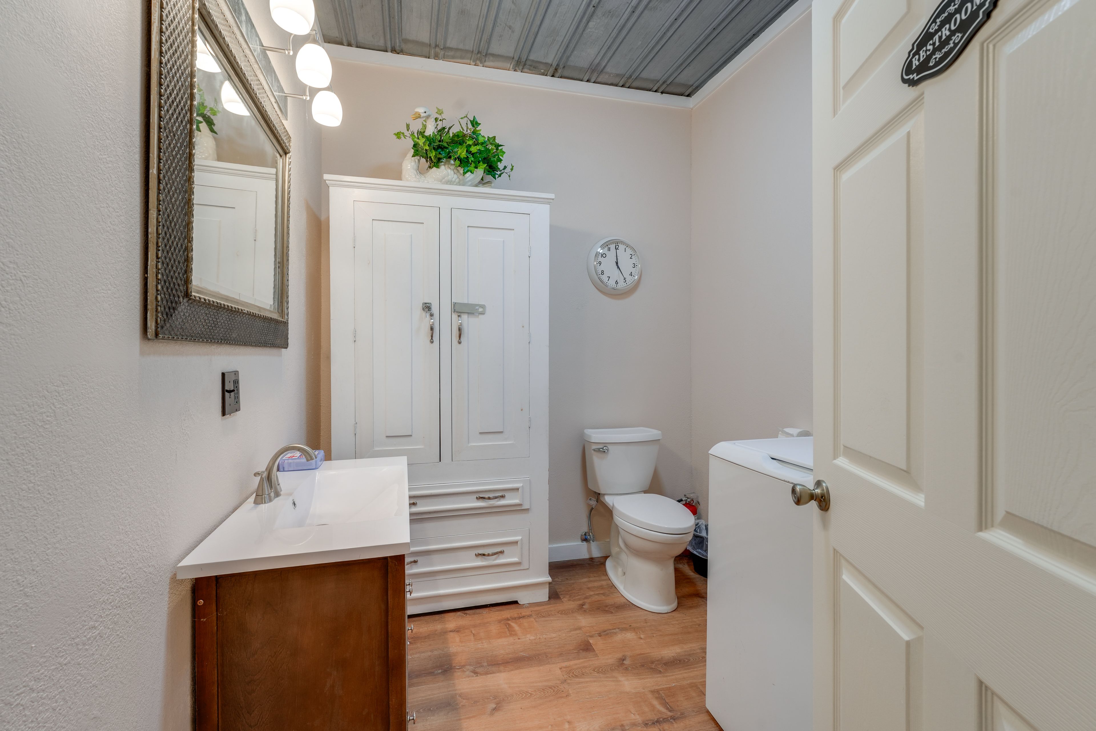 Half Bathroom | Laundry Machines