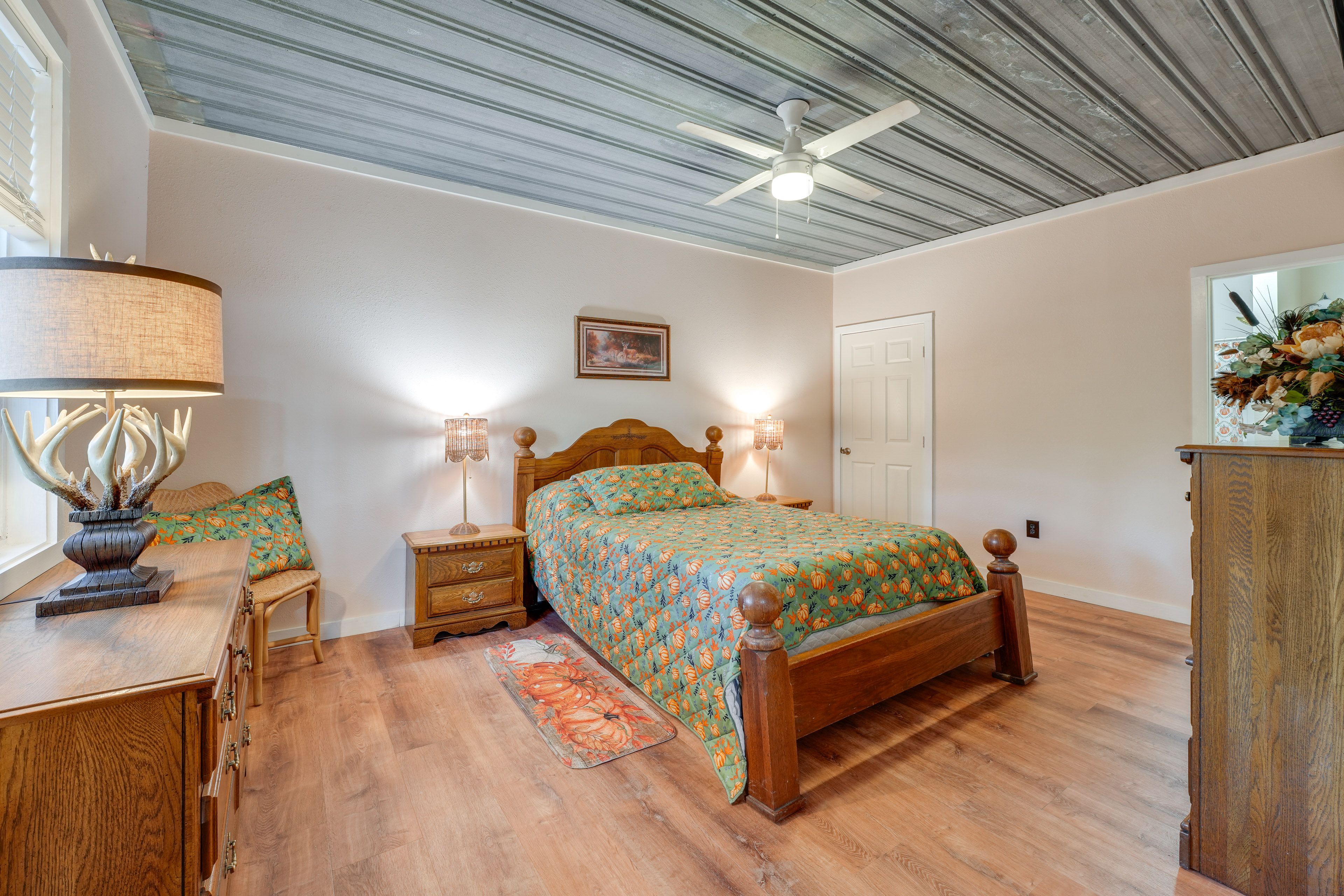 Bedroom | Queen Bed | Smart TV