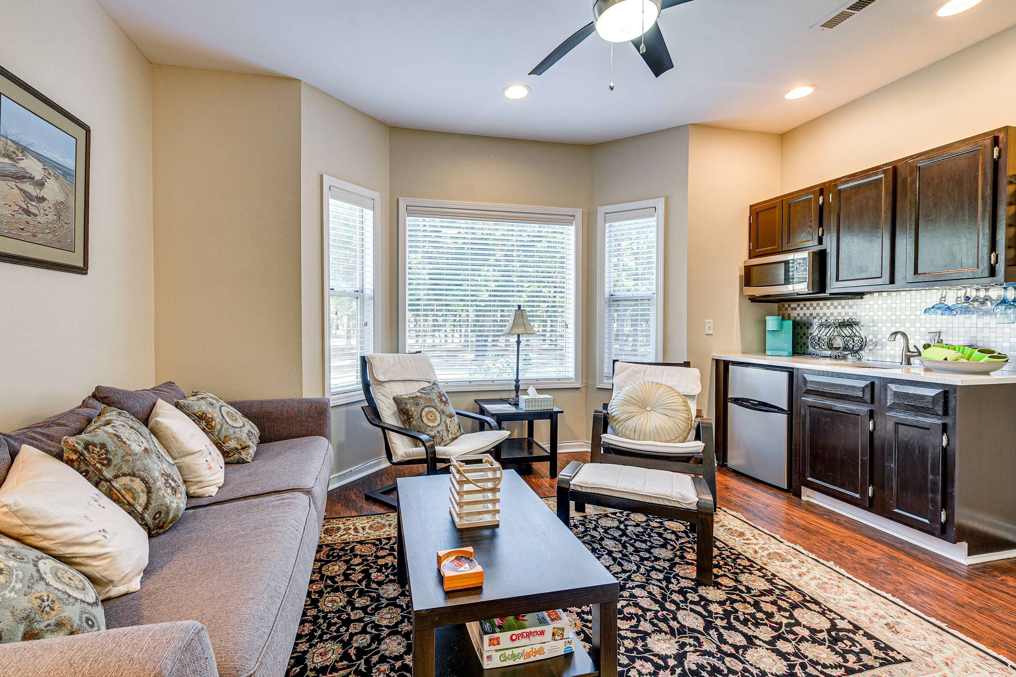 Living Room | Wet Bar w/ Mini-Fridge & Microwave | Smart TV | Free WiFi