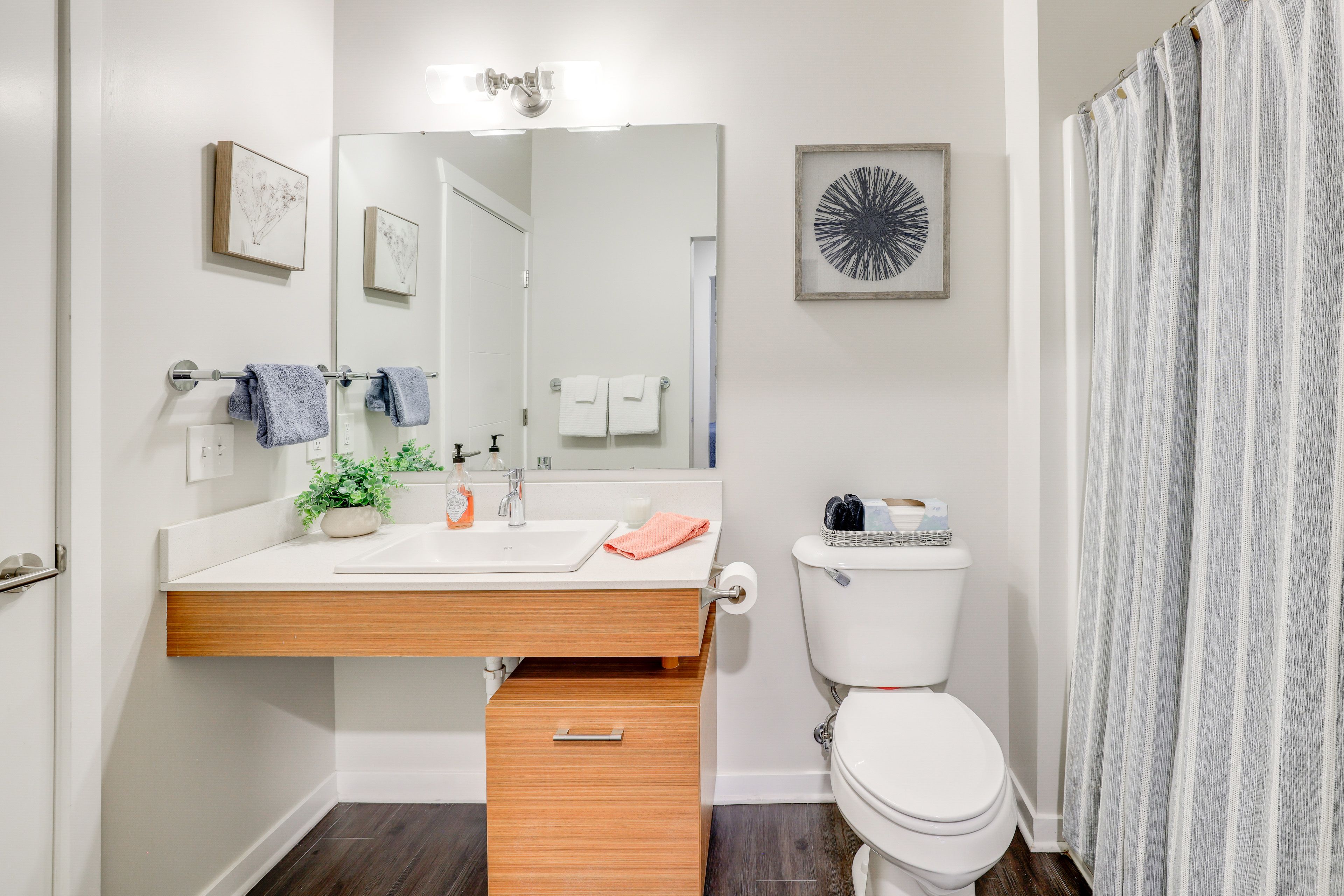 Full Bathroom | Towels Provided