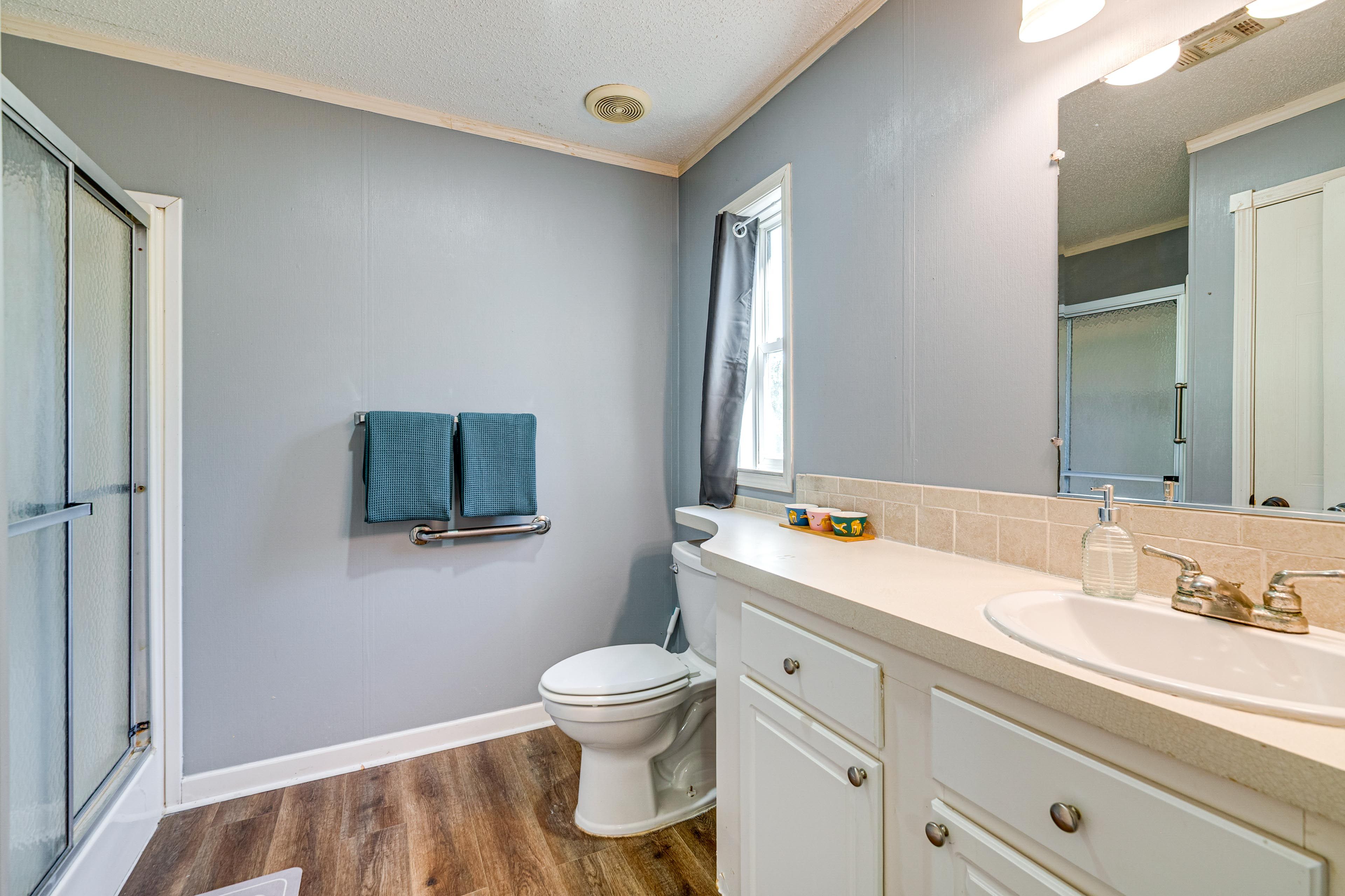 Full Bathroom | Towels Provided